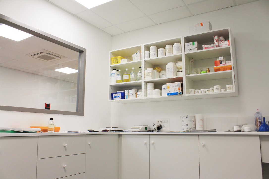 Vue du back-office d’une pharmacie aménagé par Mobil M, avec mobilier sur mesure Okko