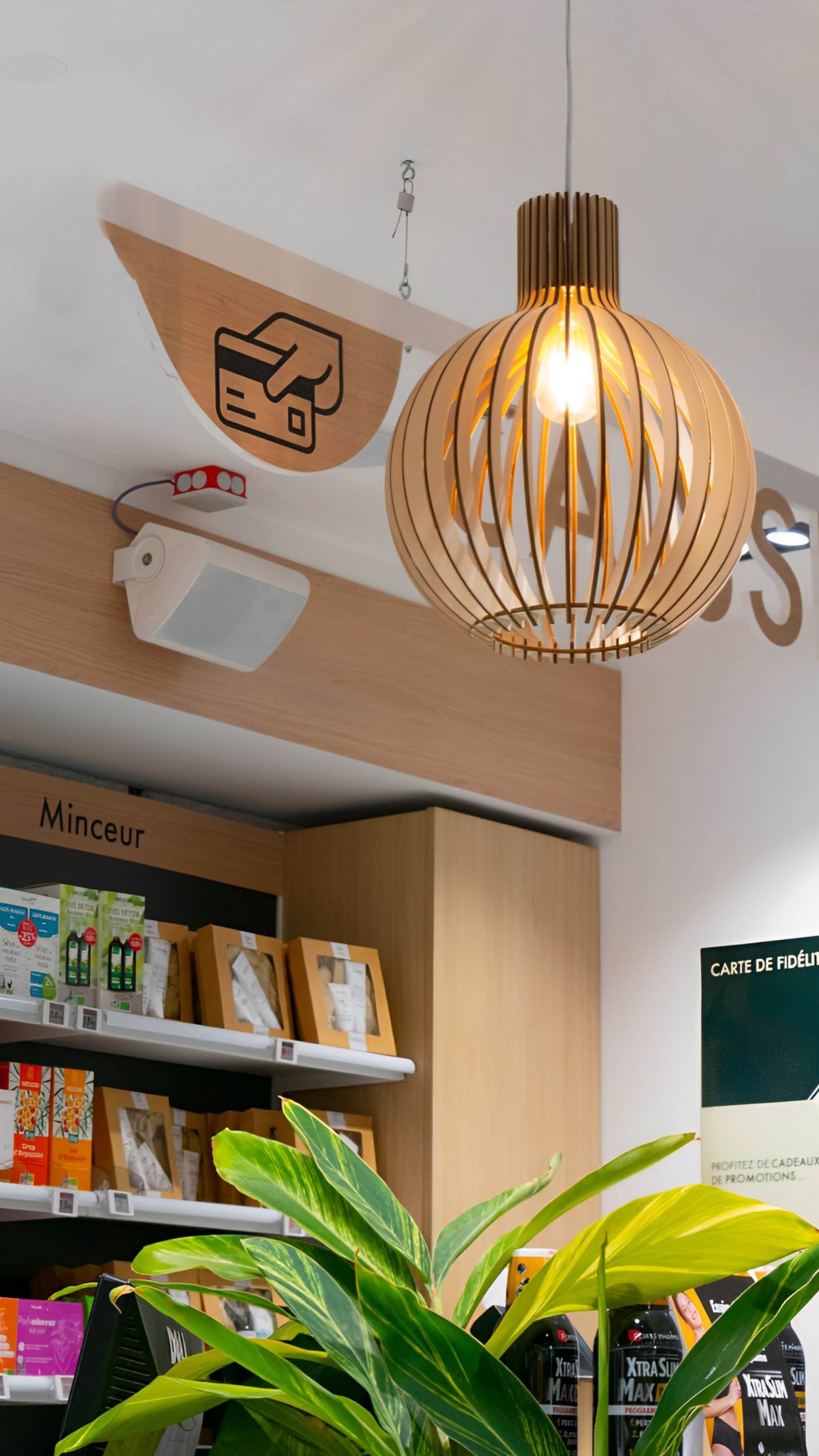 Luminaire moderne et chaleureux, mettant en valeur les zones clés de la pharmacie.
