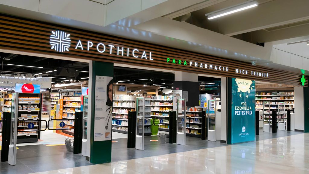 Façade accueillante de la Pharmacie Apothical au Centre Commercial La Trinité, Nice.