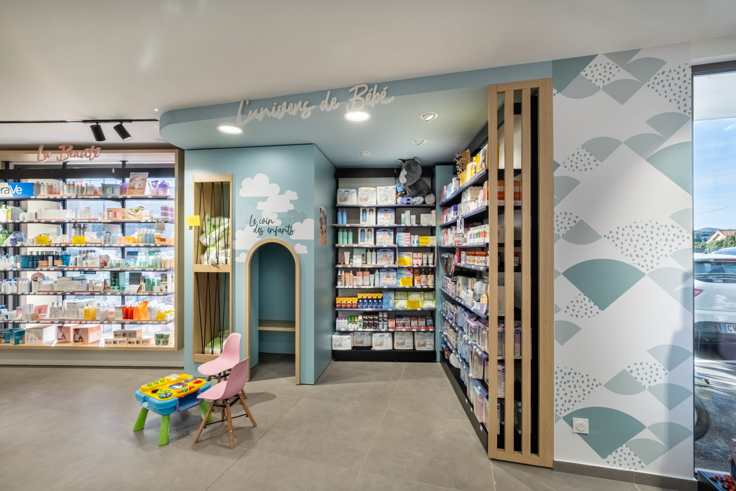 Mise en avant de l&#039;univers bébé dans la pharmacie Levens.