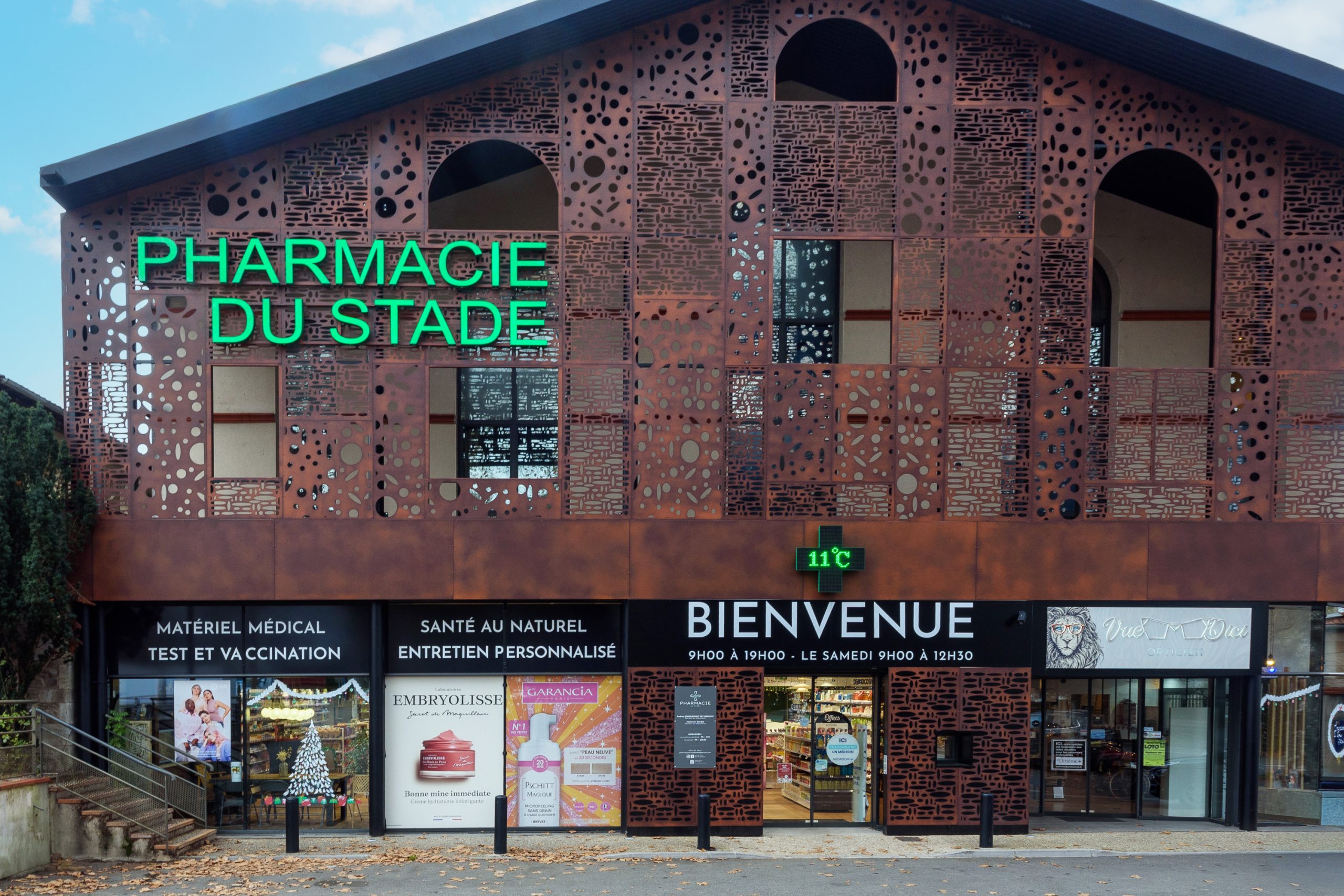 Architecture contemporaine de la pharmacie du Stade, conçue par un architecte pour moderniser l’établissement.
