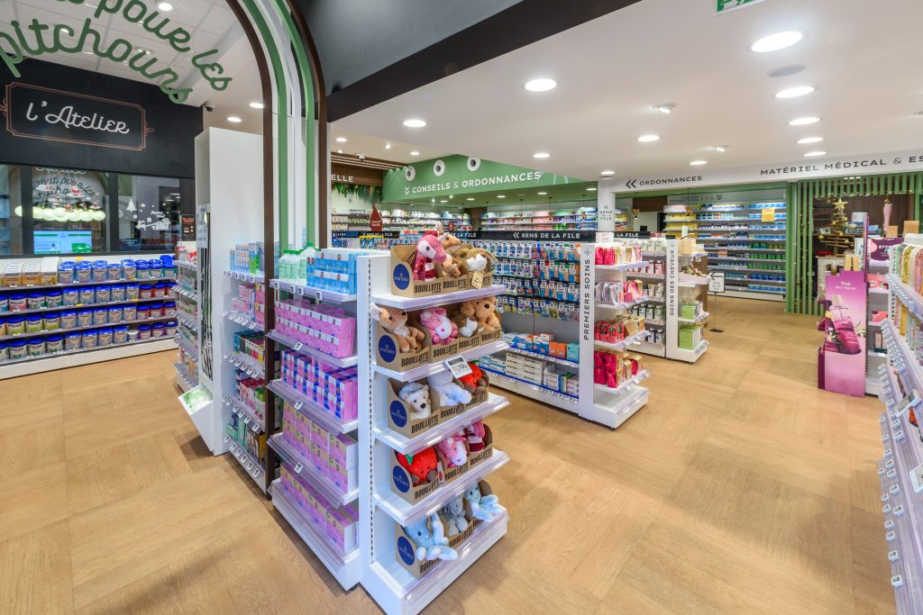 Vue globale de la pharmacie du Stade. Cabine Atelier, Espace conseils et ordonnances et matériel médical et espace de santé.