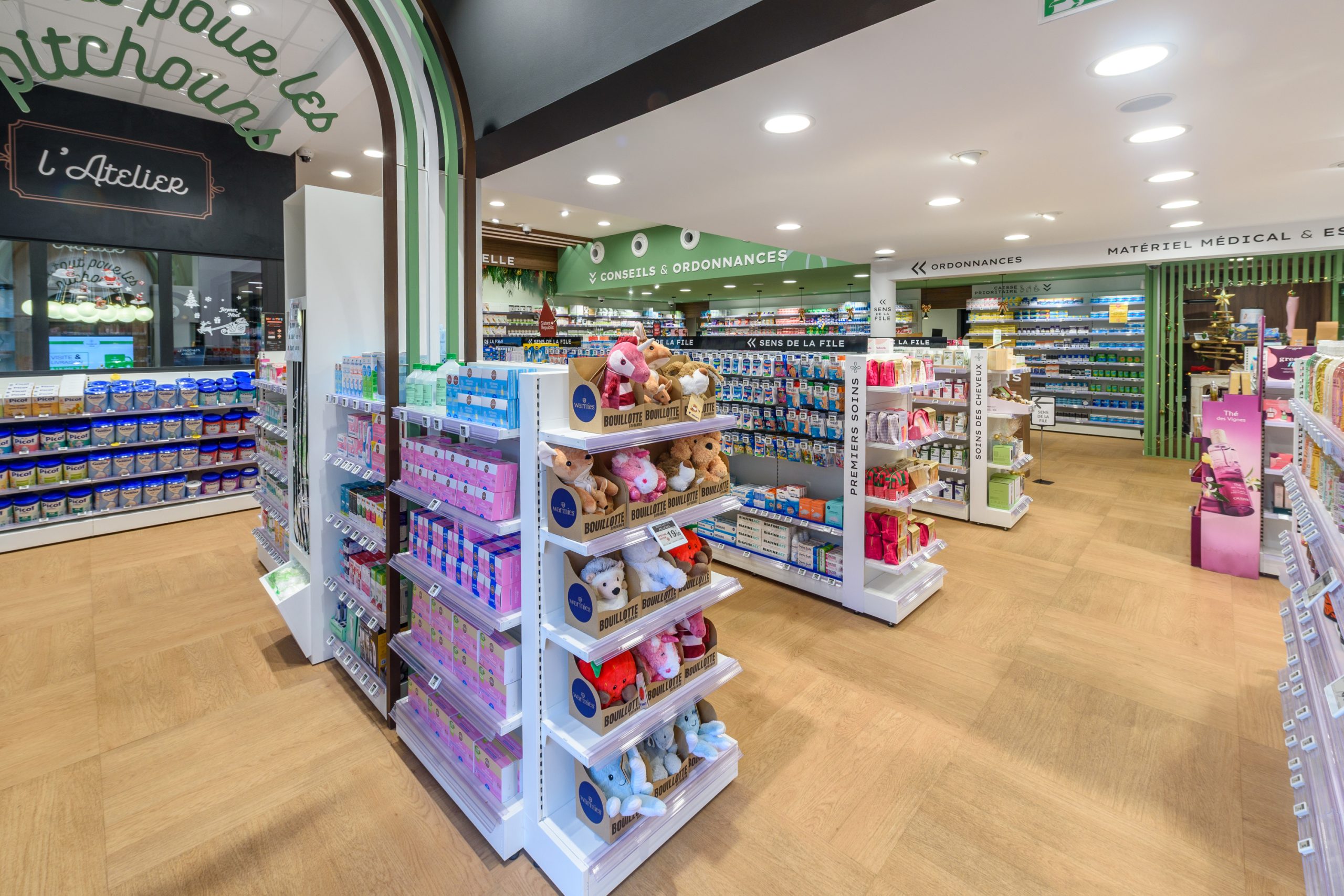 Vue globale de la pharmacie du Stade. Cabine Atelier, Espace conseils et ordonnances et matériel médical et espace de santé.