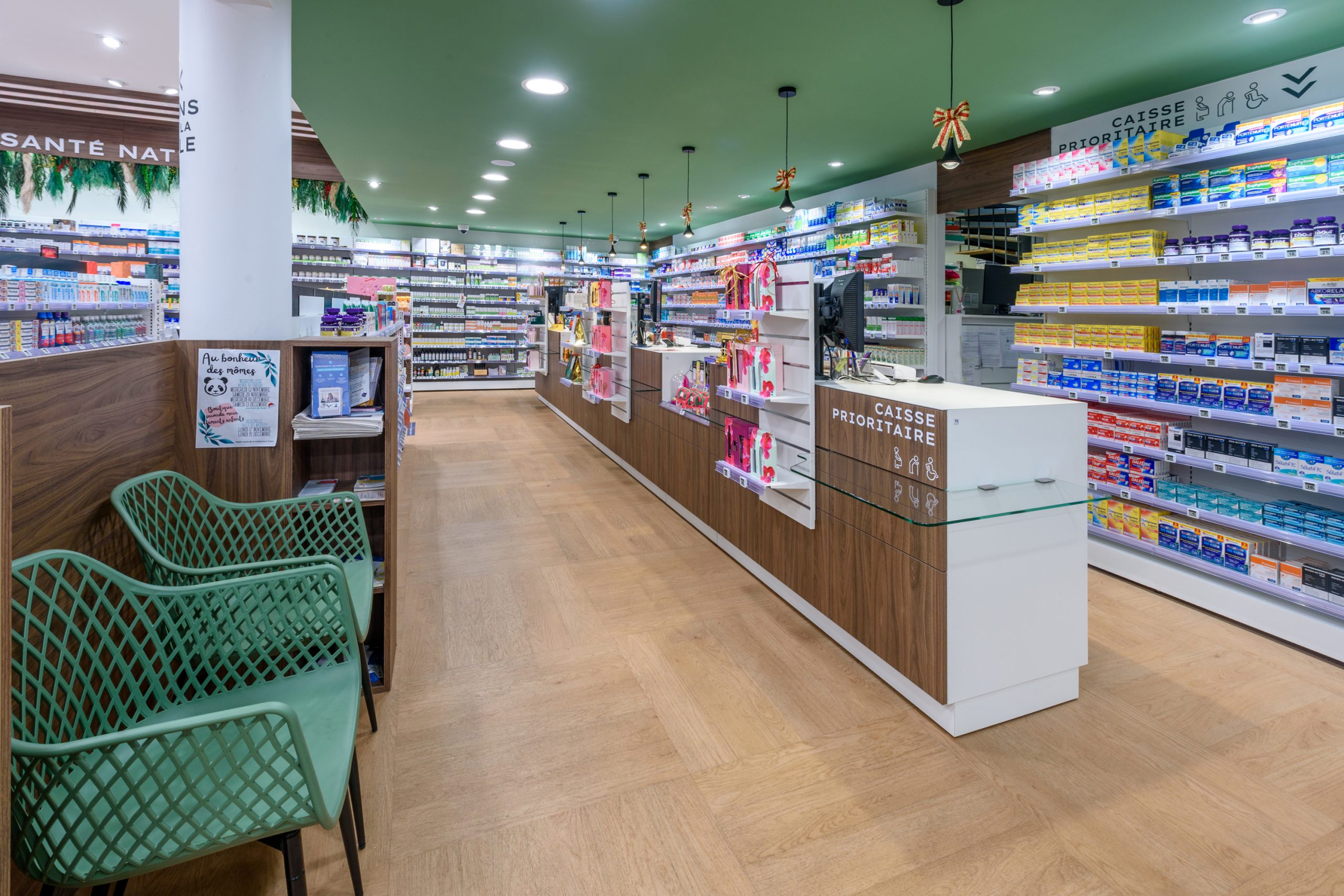 Vue globale de l&#039;espace comptoirs et du flux de circulation dans la pharmacie du Stade.