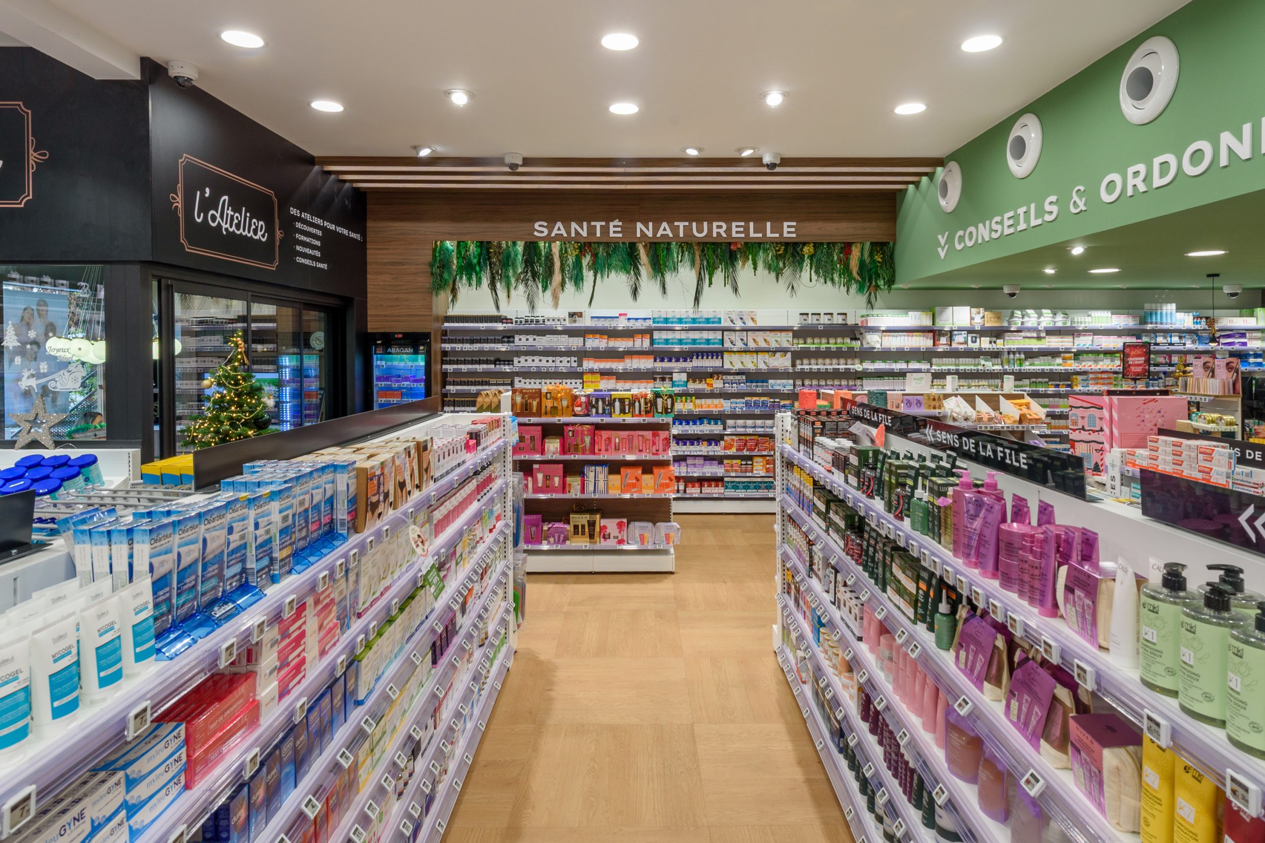 Vue sur l&#039;espace Atelier, l&#039;espace santé naturelle et sur l&#039;espace conseils et ordonnances dans la pharmacie du Stade.