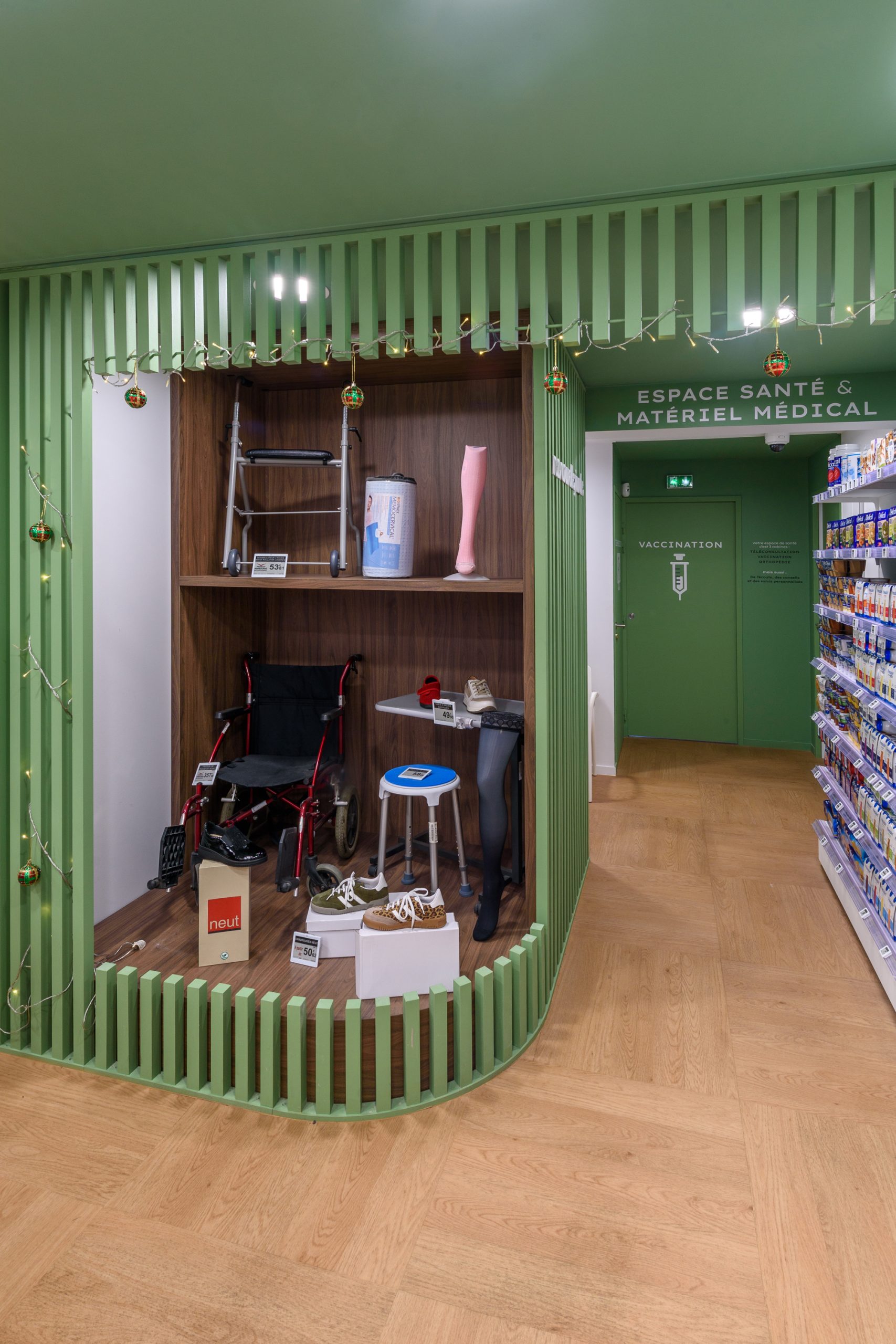 Exposition et vue sur l&#039;espace MAD dans la pharmacie du Stade. Zoom sur l&#039;espace santé et matériel médical + salle de Vaccination.