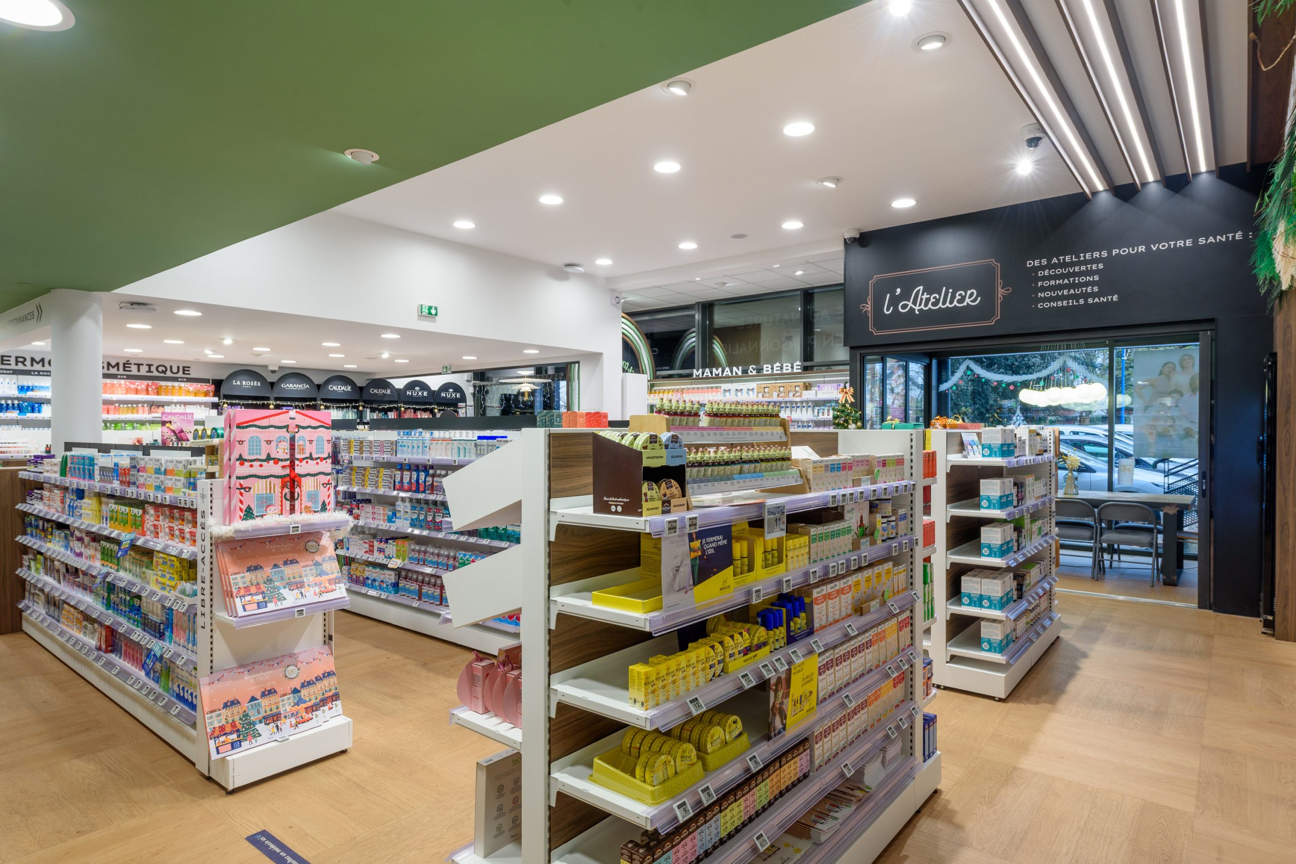 Vue globale sur la cabine &quot;L&#039;Atelier&quot;, sur l&#039;espace maman et bébé et sur l&#039;espace dermo-cosmétique.