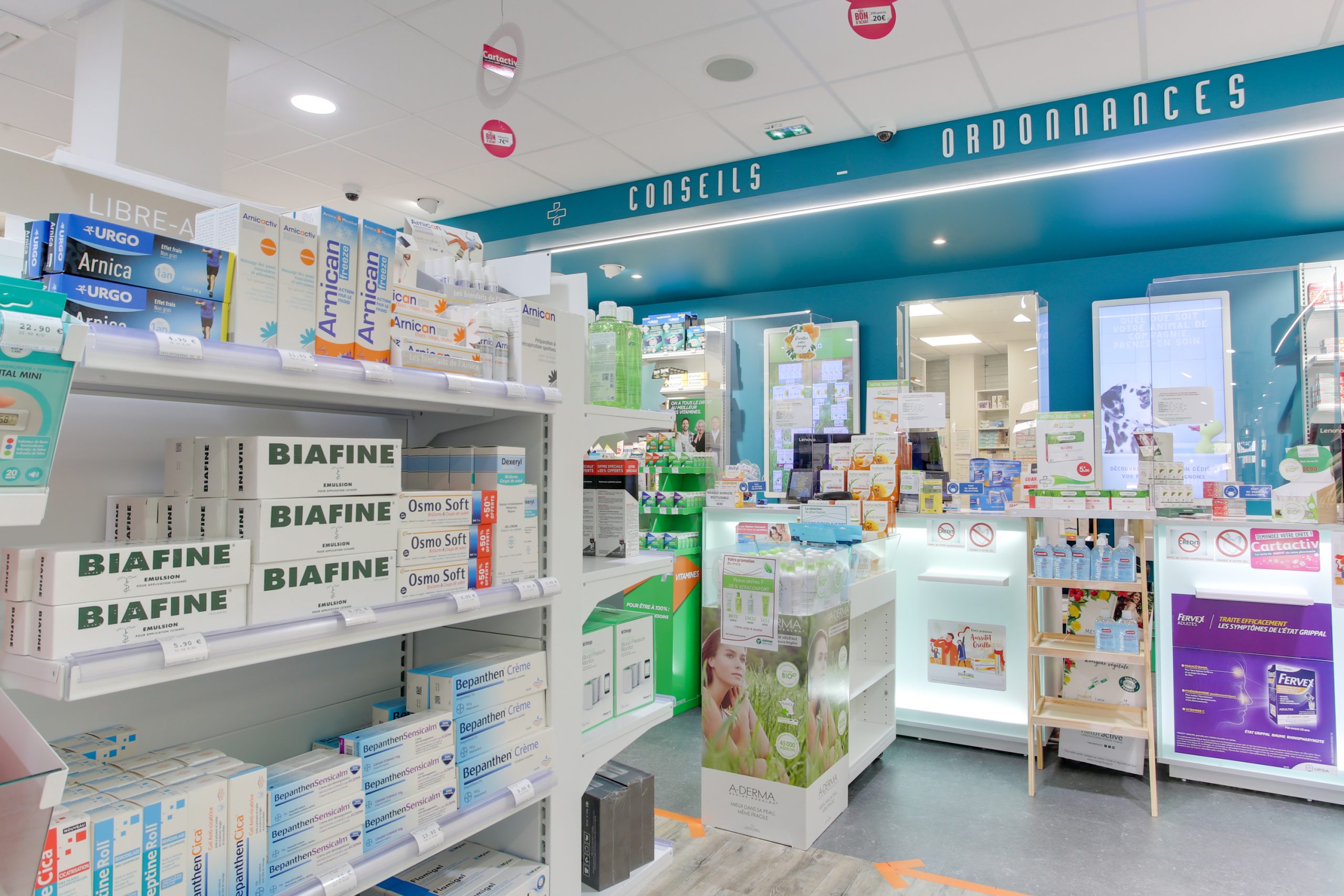 Vue de l&#039;espace conseils et ordonnances dans la pharmacie de l&#039;Europe.