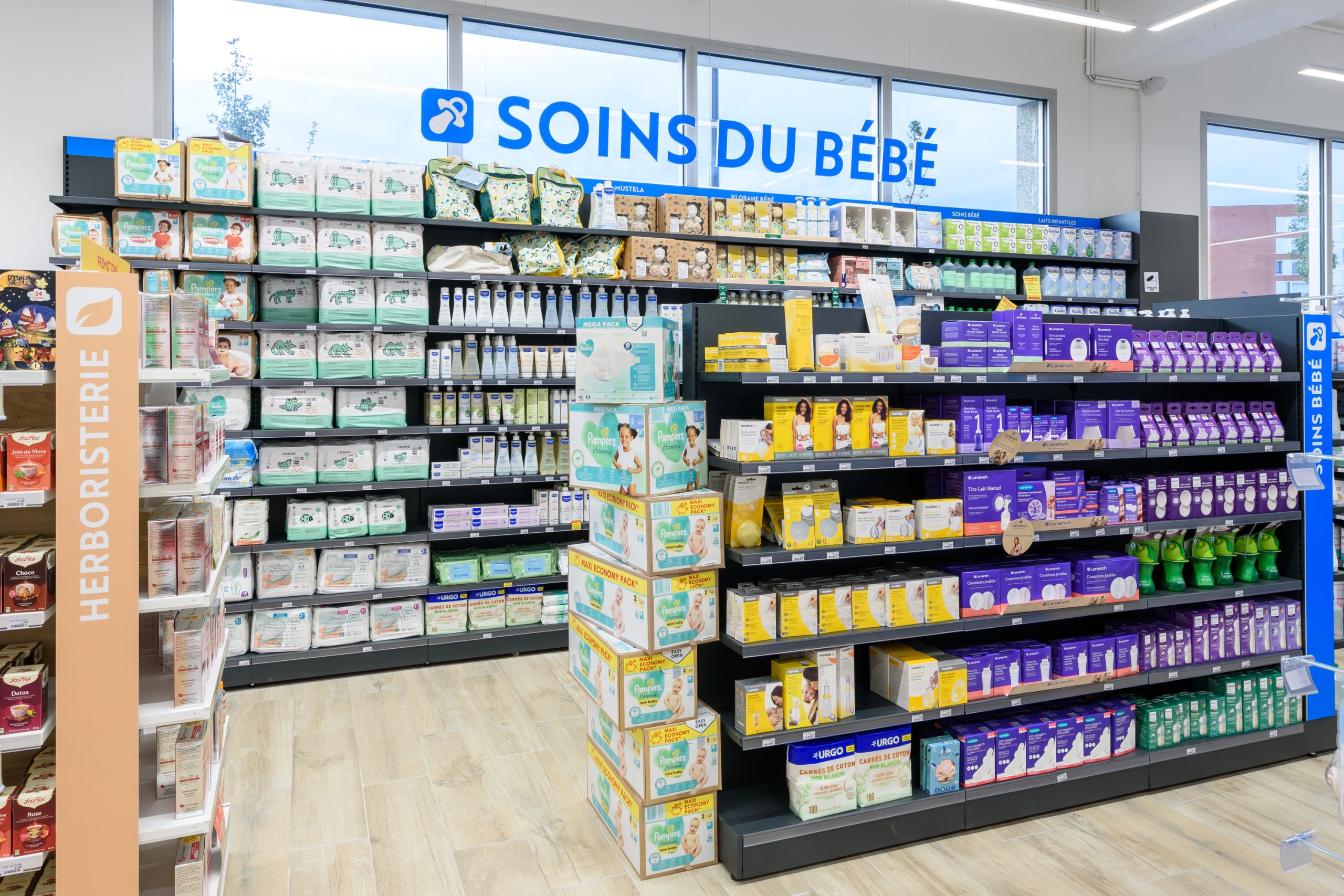 Vue de l'espace soins du bébé dans la pharmacie Malepère.