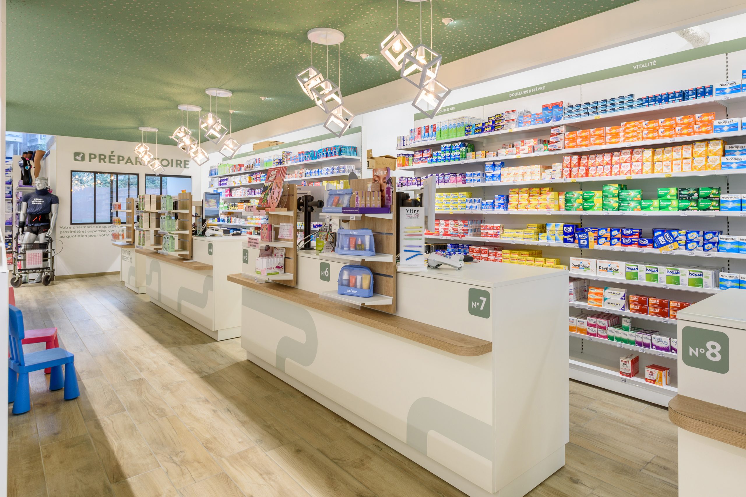 Vue de l'espace comptoirs dans la pharmacie Malepère.