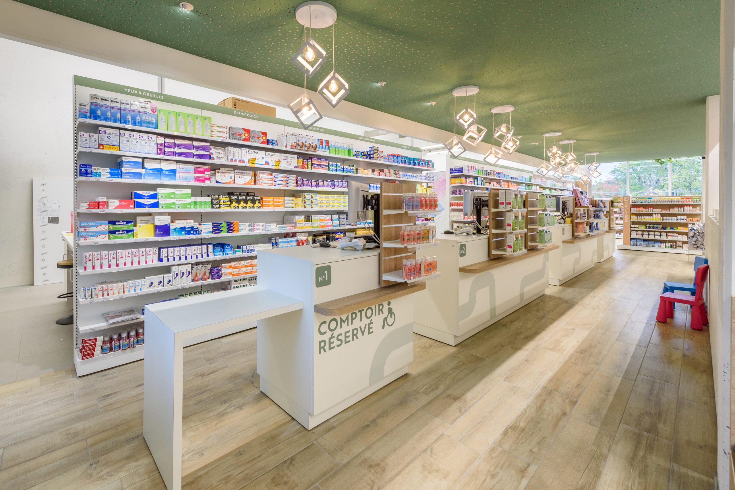 Vue de l'espace comptoirs dans la pharmacie Malepère.