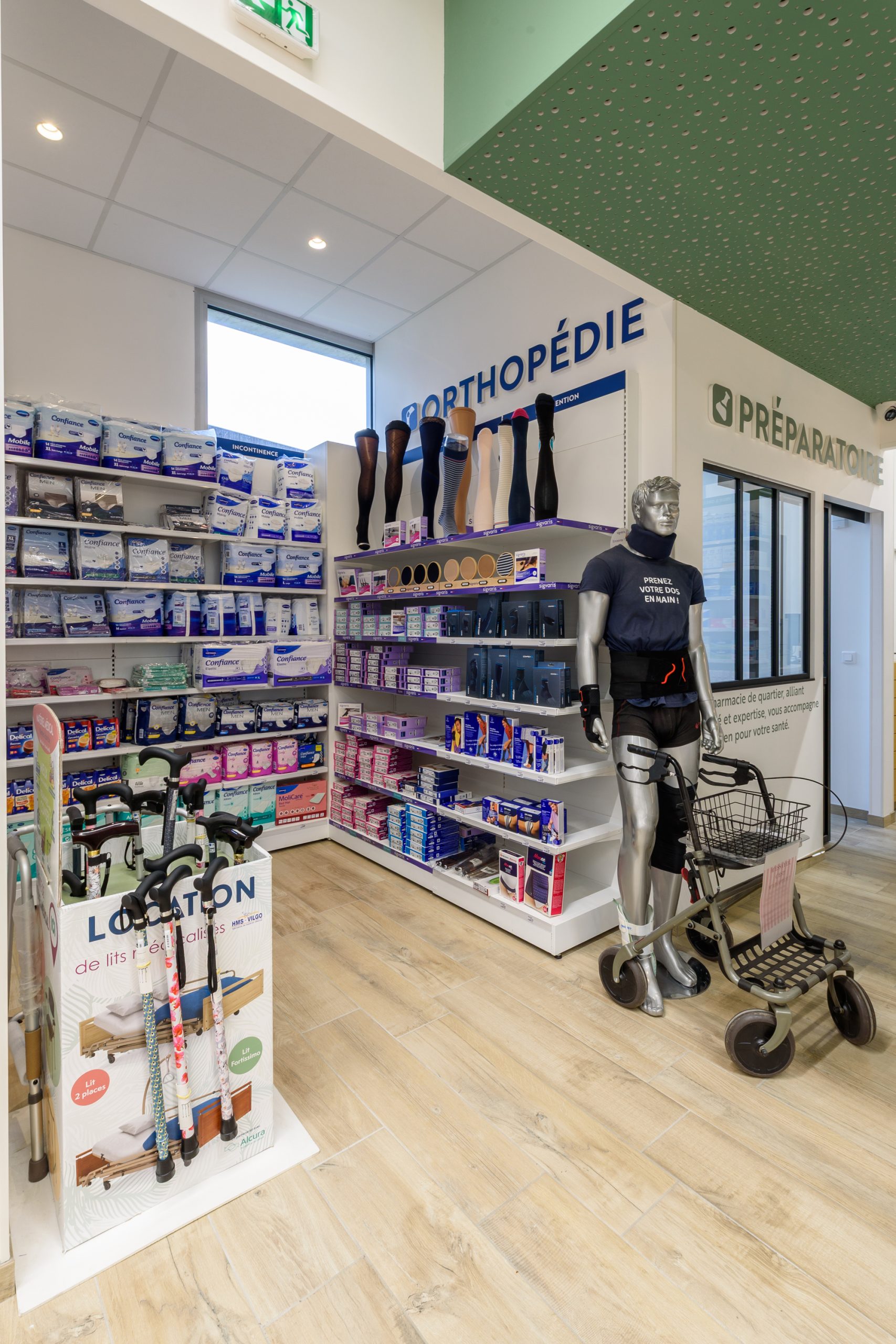 Vue de l'espace Orthopédie et de la cabine de confidentialité dans la pharmacie Malepère.