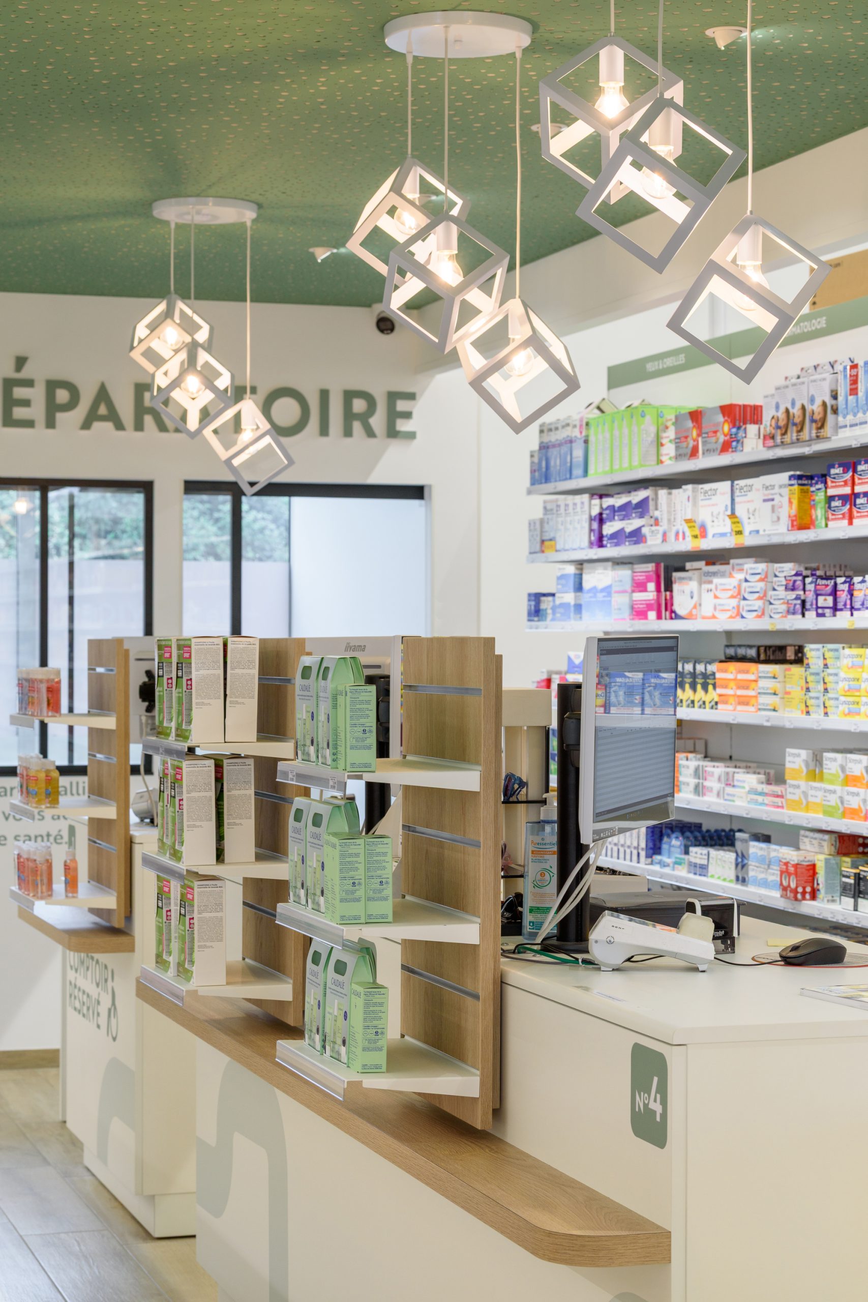 Zoom sur l'espace comptoirs / Back-office dans la pharmacie Malepère.