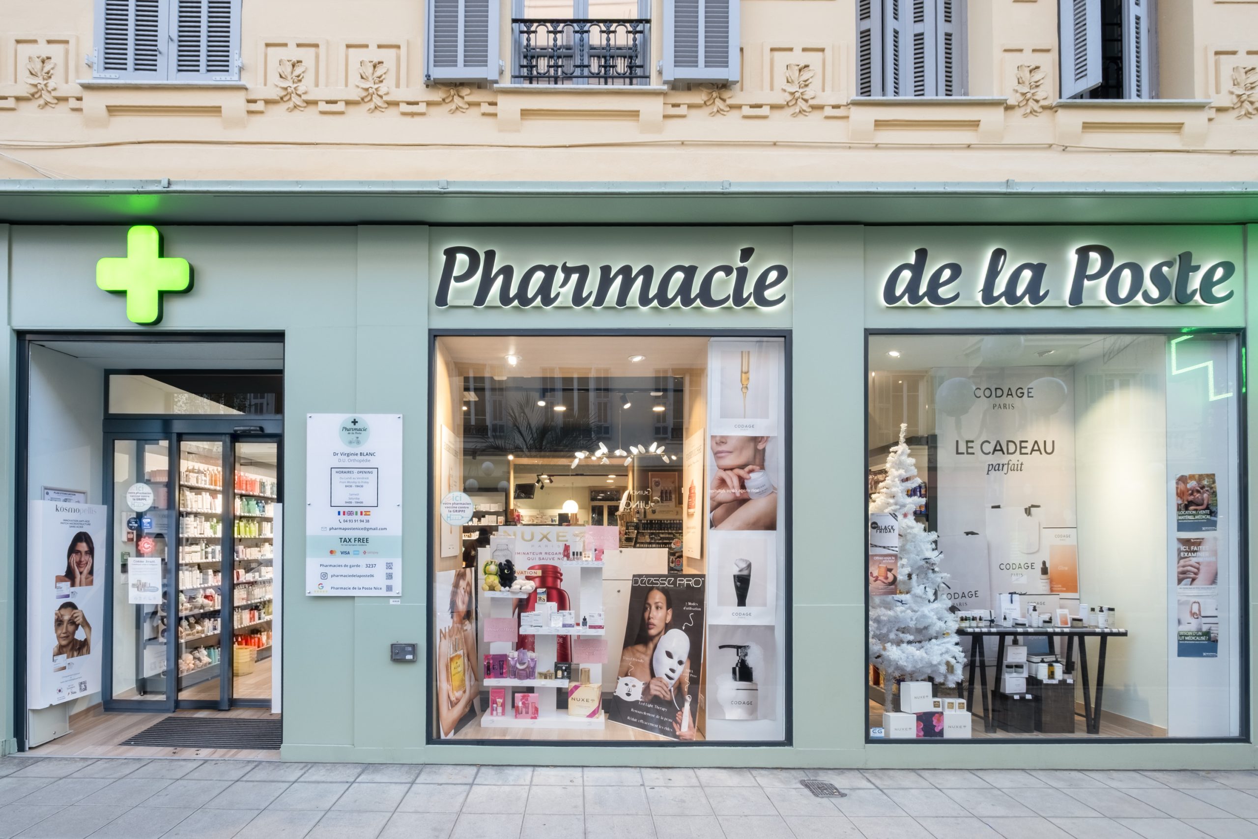 Vue extérieure de la façade de la pharmacie de la Poste.
