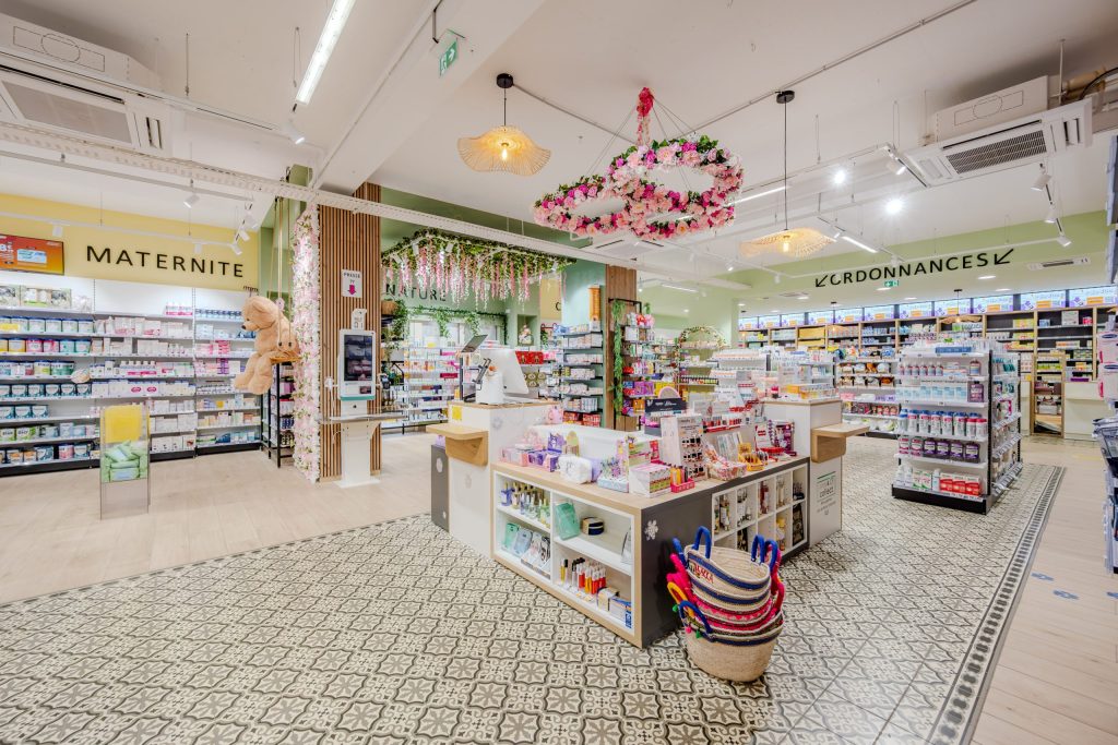 Vue globale de la pharmacie des Jardins avec les différents espaces.