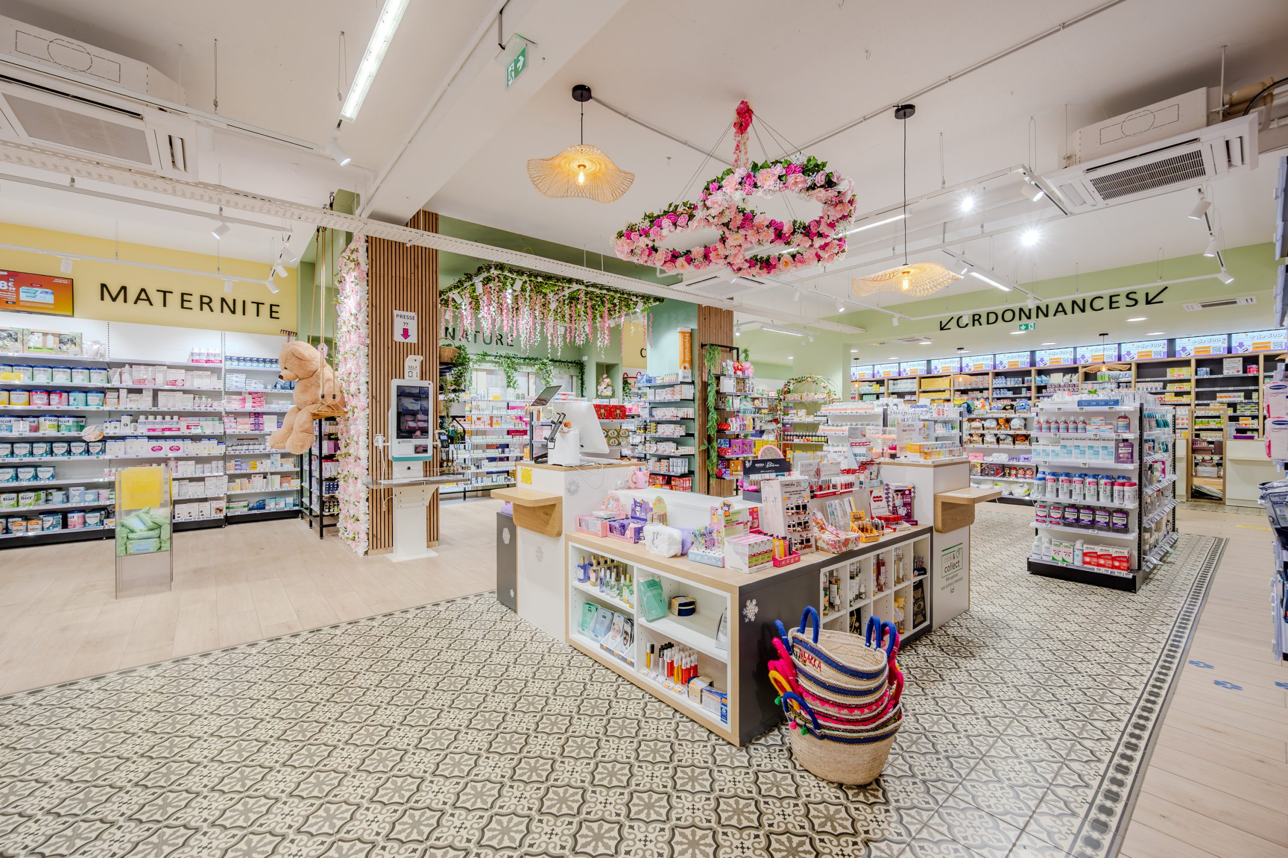 Vue globale de la pharmacie des Jardins avec les différents espaces.