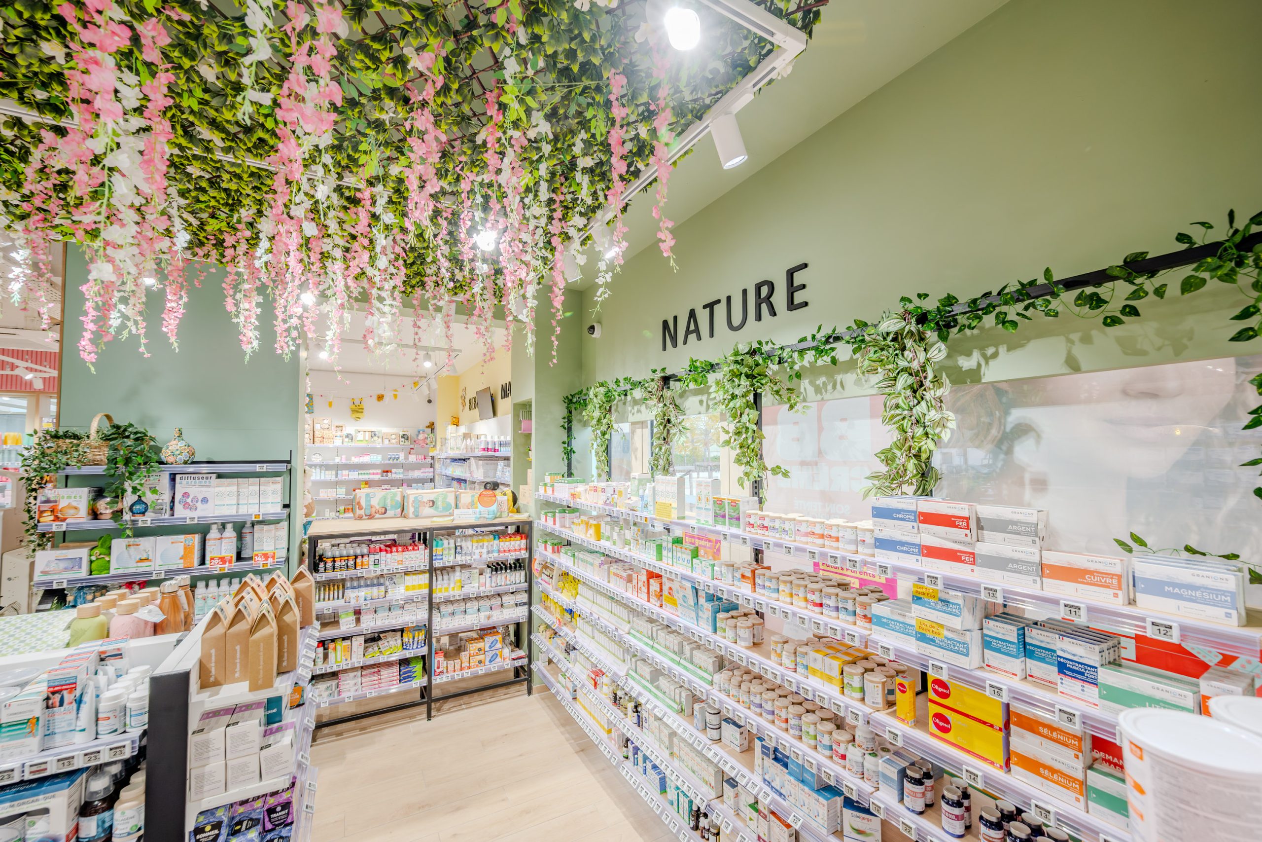 Vue de l'espace nature dans la pharmacie des Jardins.