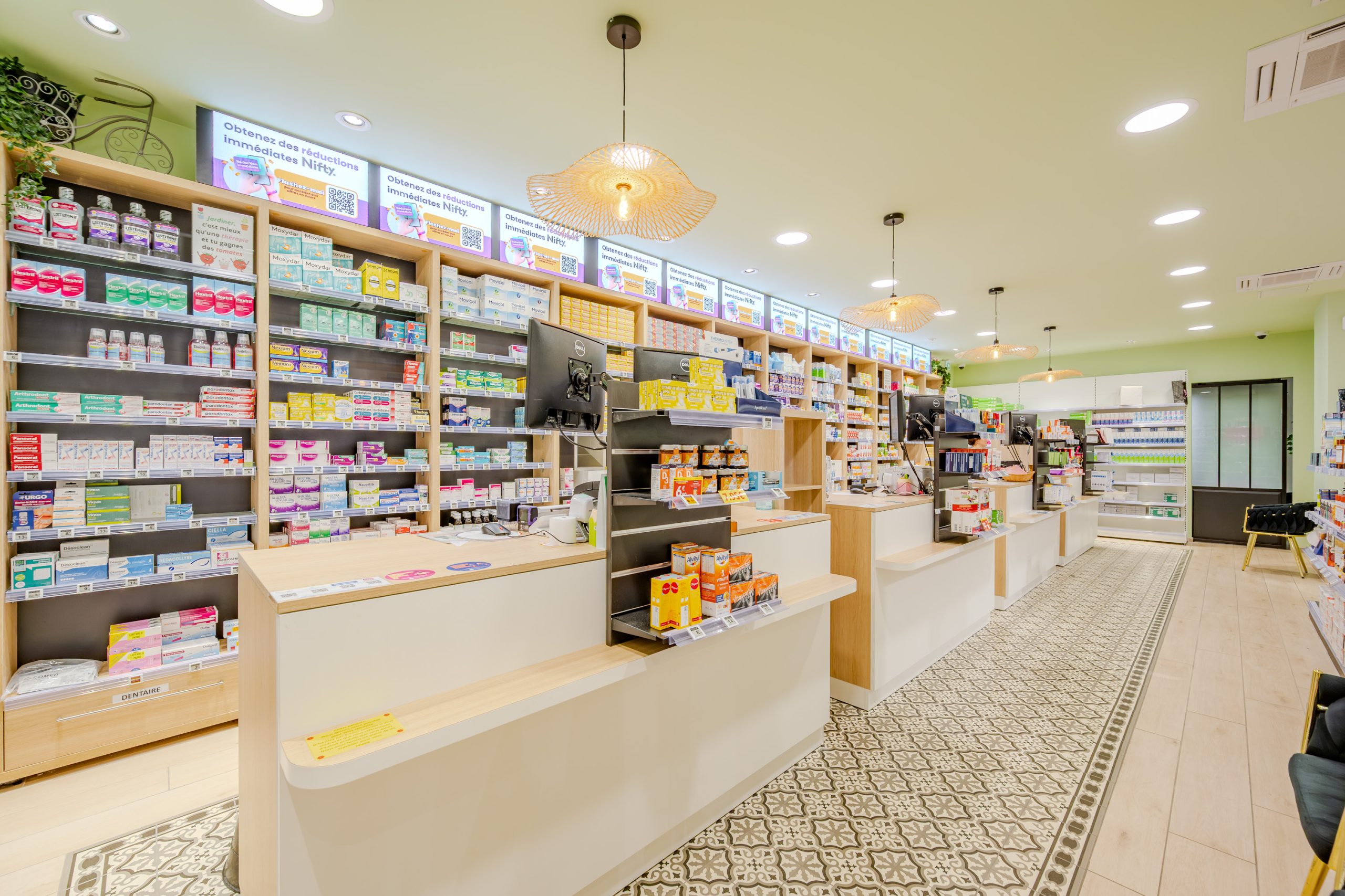 Espace comptoirs et file d'attente dans la pharmacie des Jardins.