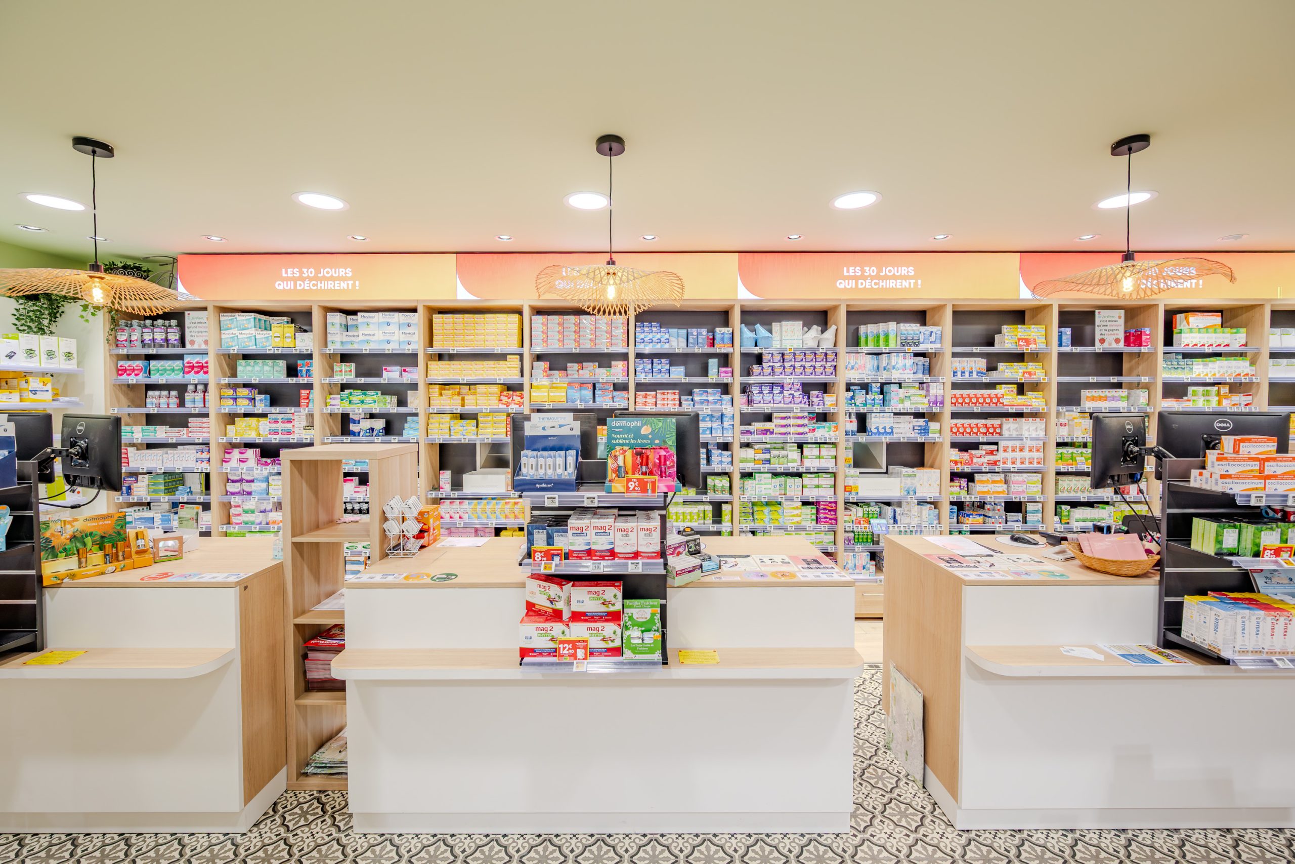 Vue de l'espace comptoirs, file d'attente.