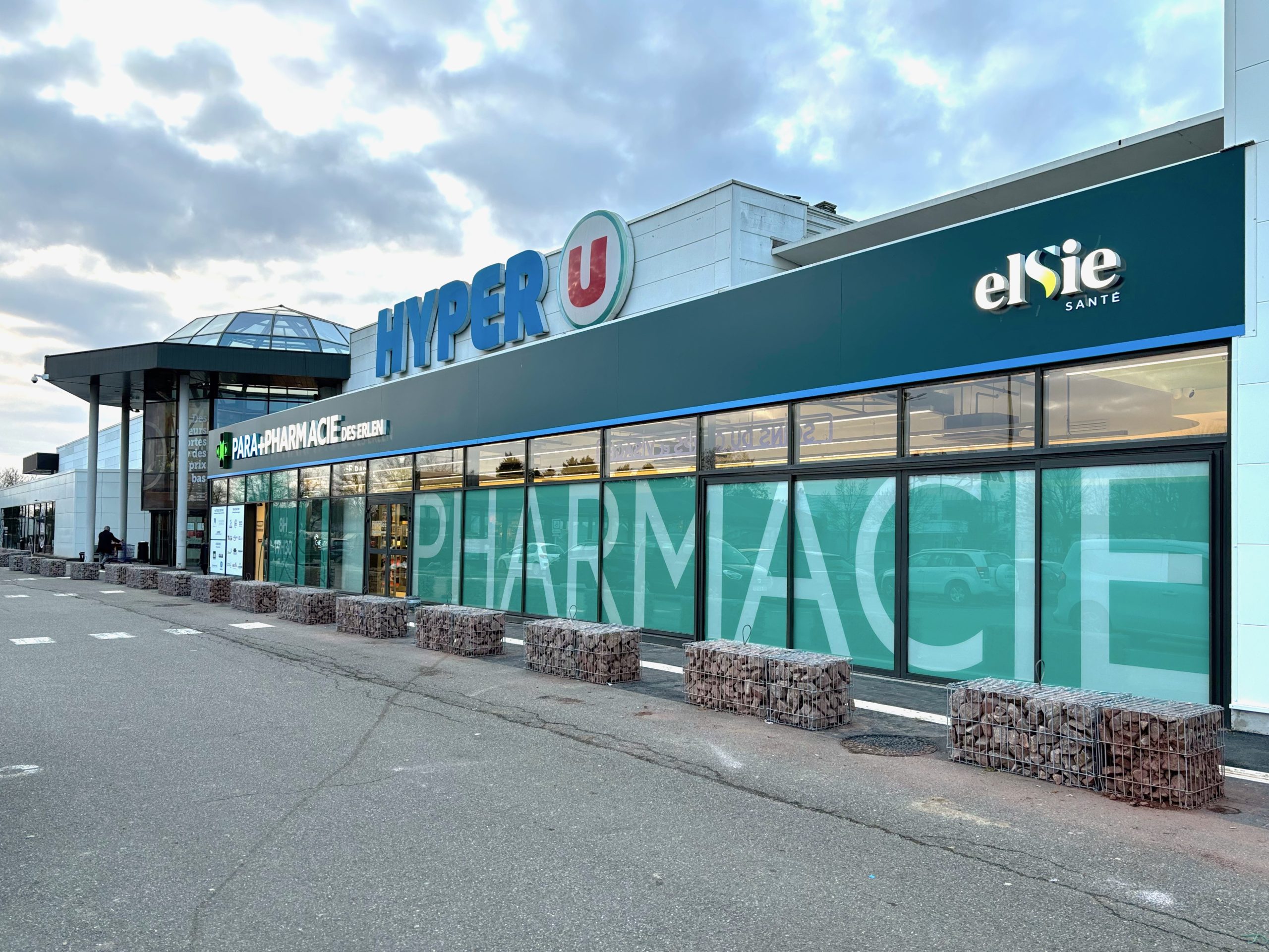 Vue extérieure de la façade de la pharmacie des Erlen. Signalétique claire.