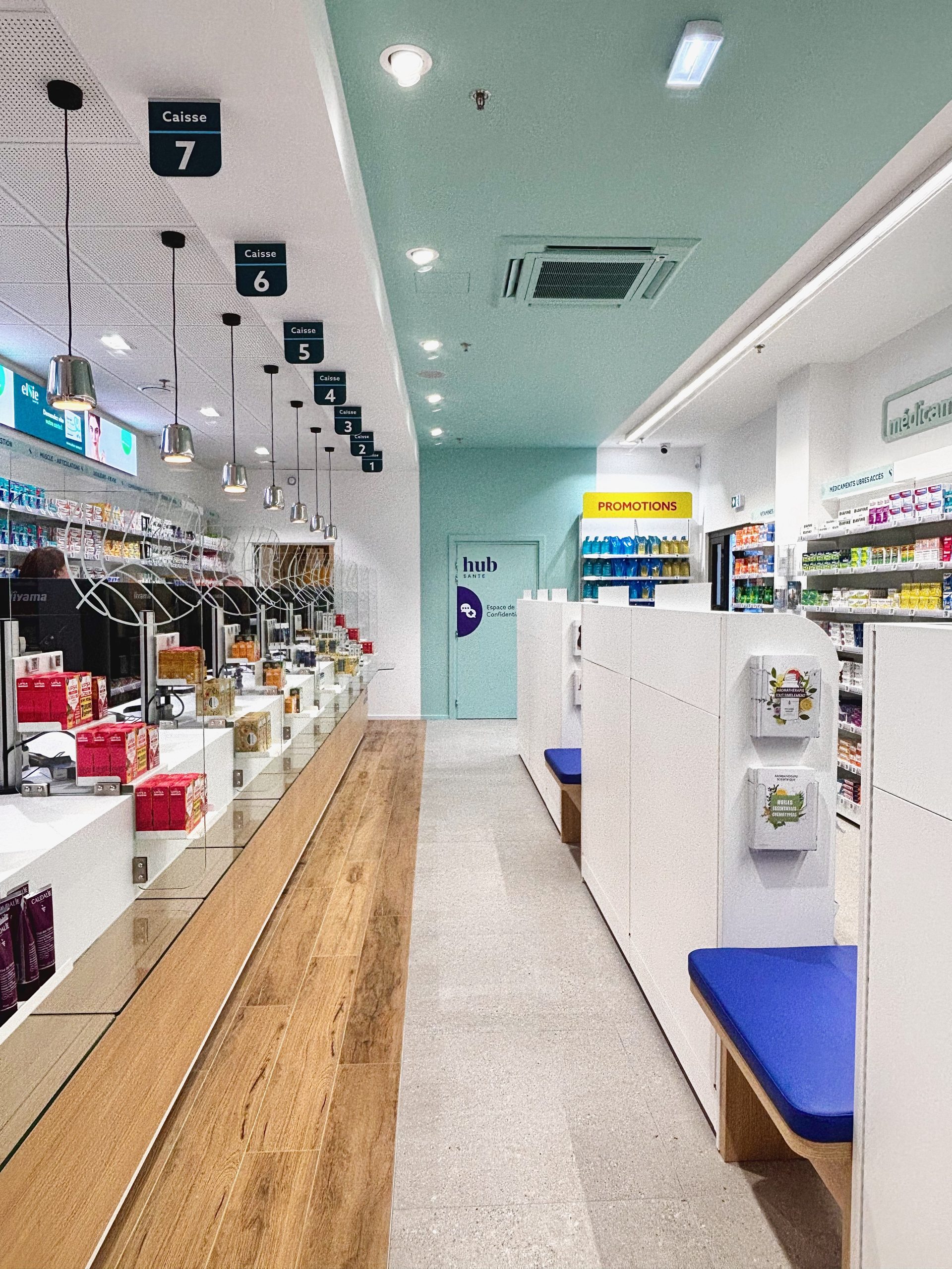 Vue de l'espace comptoirs, file d'attente, parcours client dans la pharmacie des Erlen.