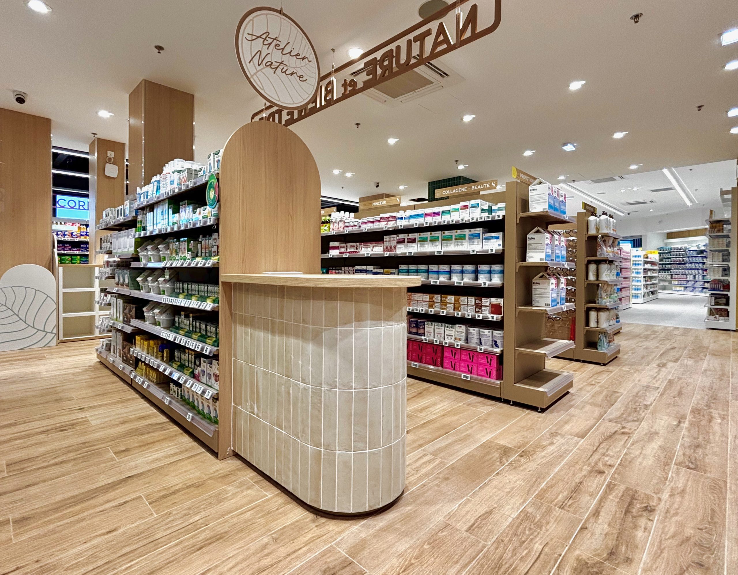 Vue de l'atelier nature avec logo claire et design.