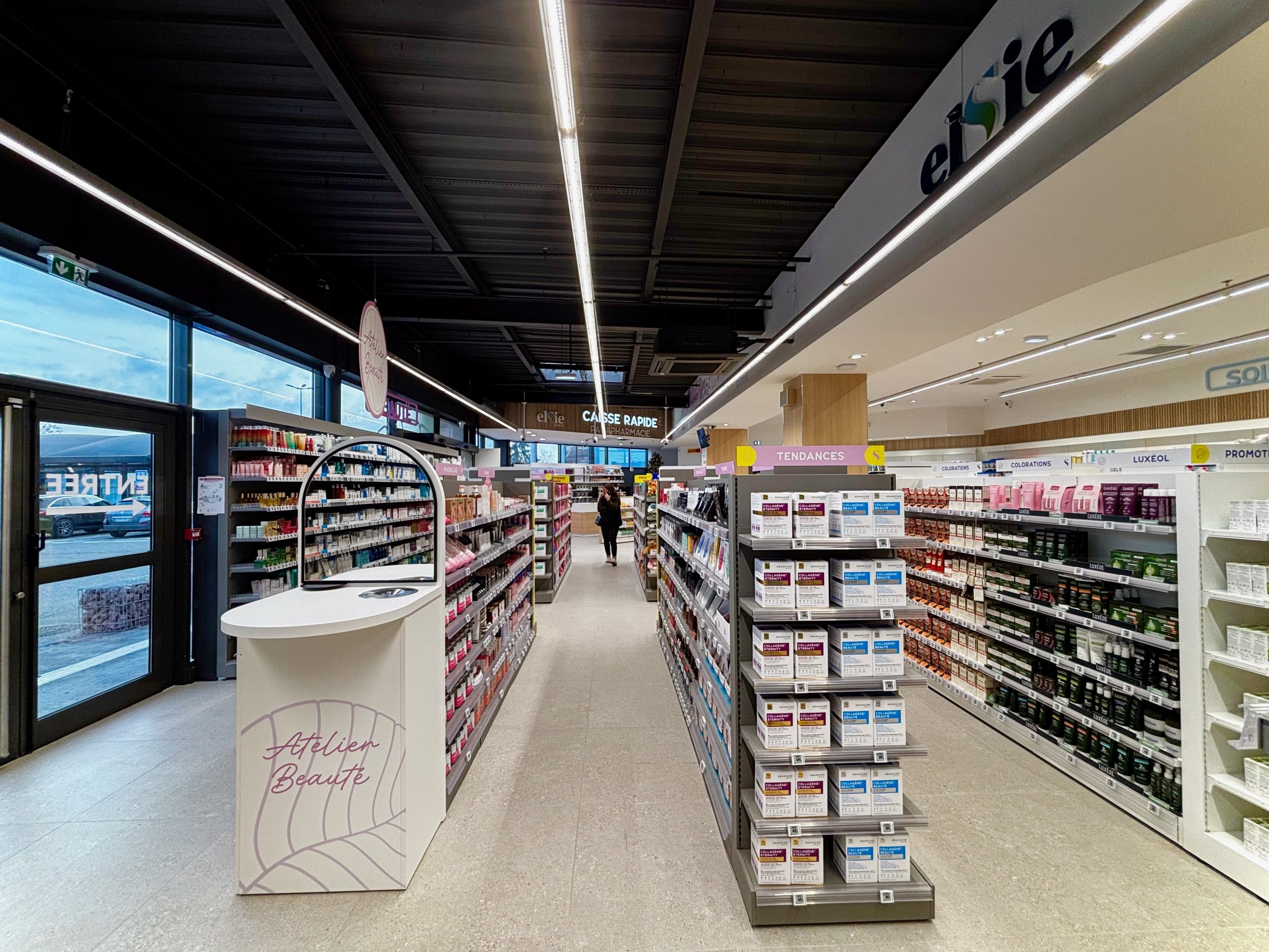 Vue de l'atelier beauté et du parcours client dans la pharmacie des Erlen.