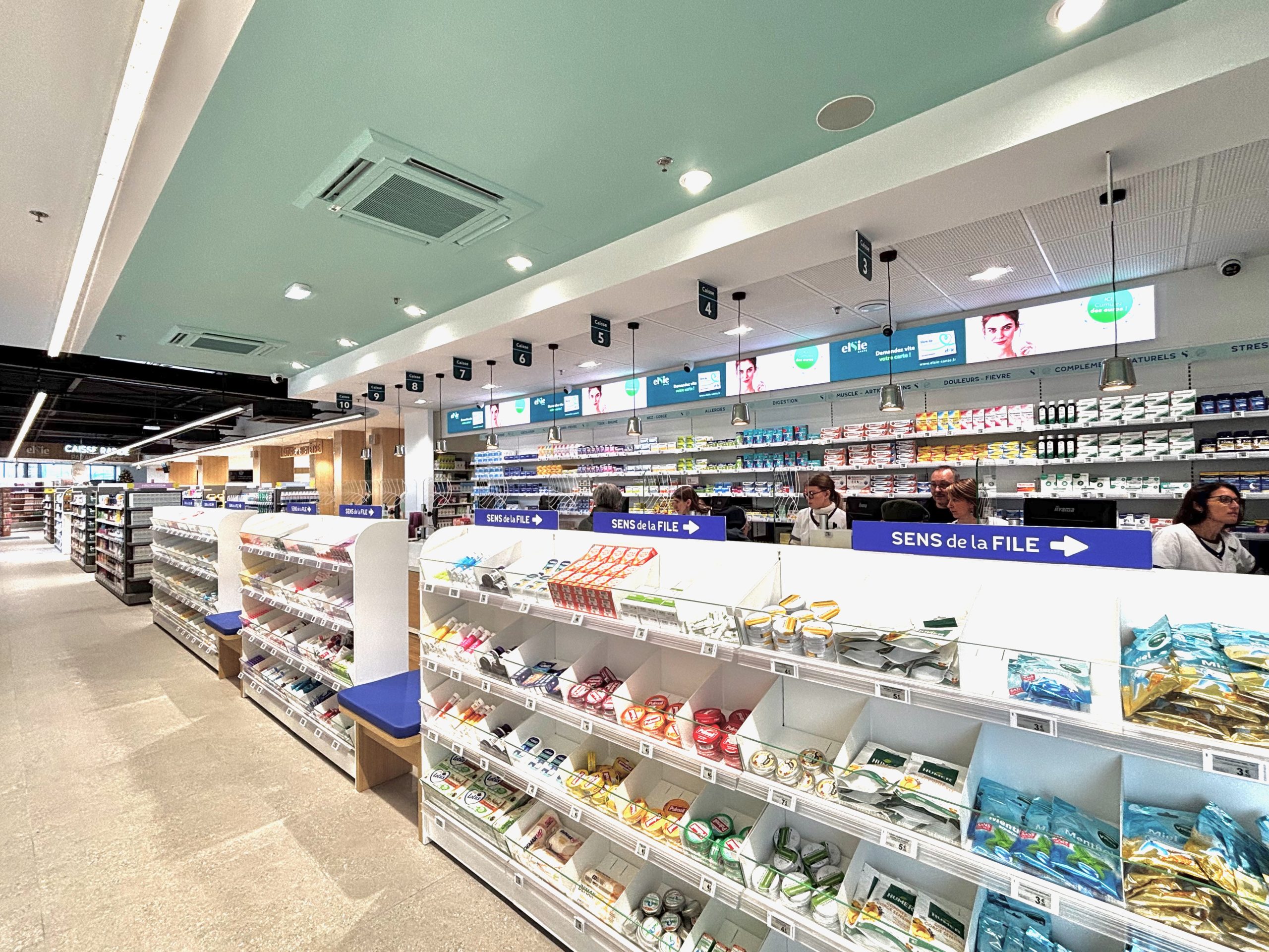 Vue de la file d'attente et du parcours client dans la pharmacie des Erlen.