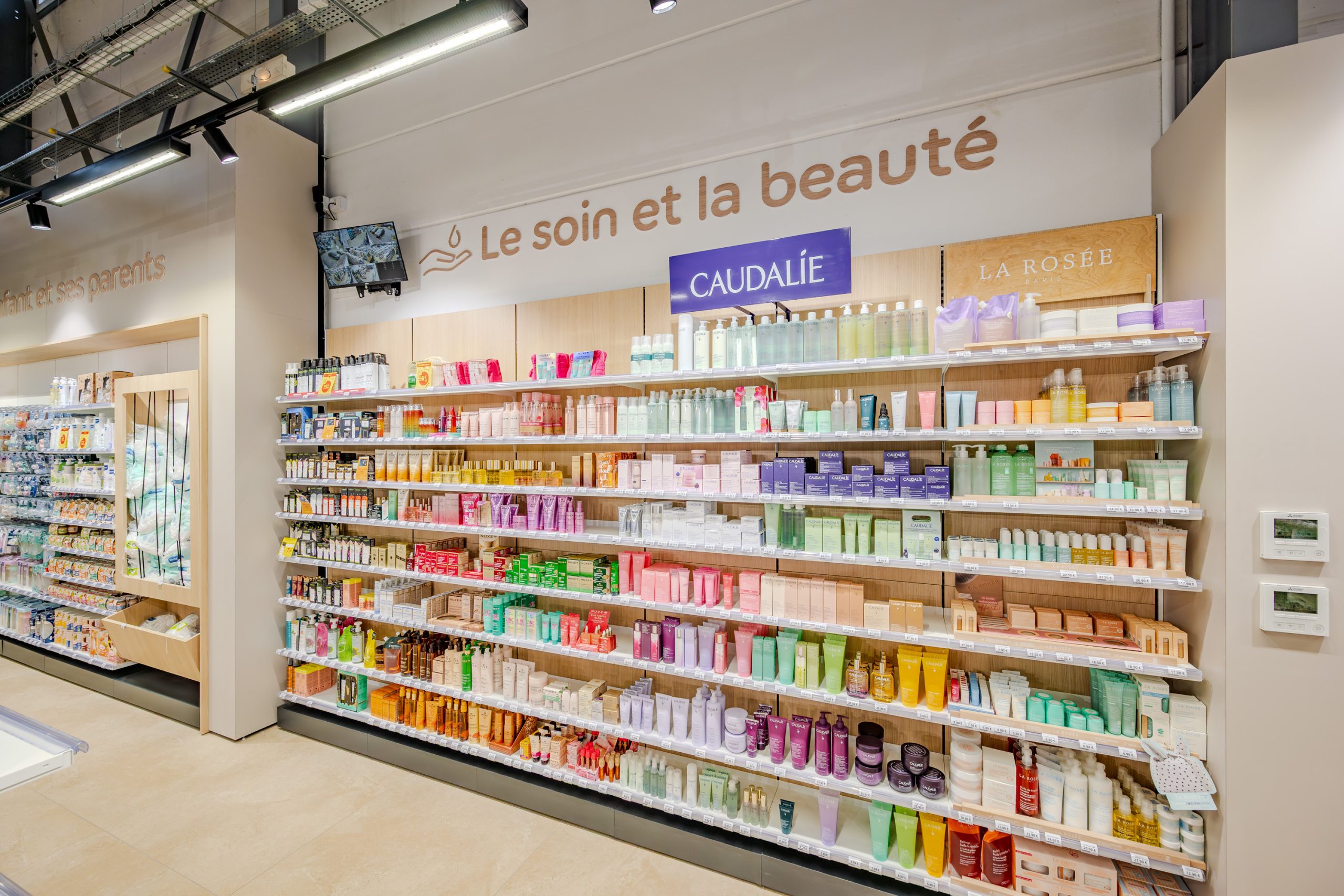 Vue sur l'espace soin et beauté dans la Grande Pharmacie.
