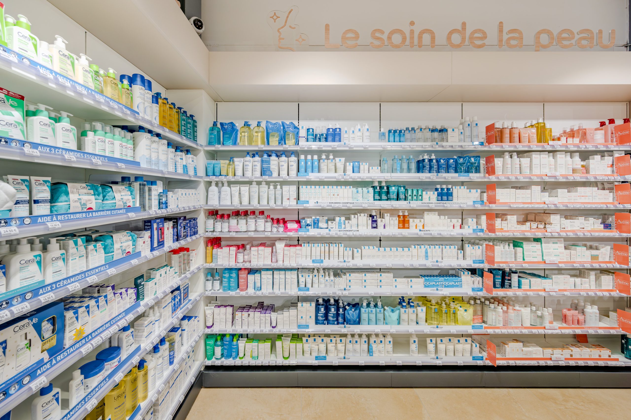 Vue sur l'espace soin de la peau dans la Grande Pharmacie.