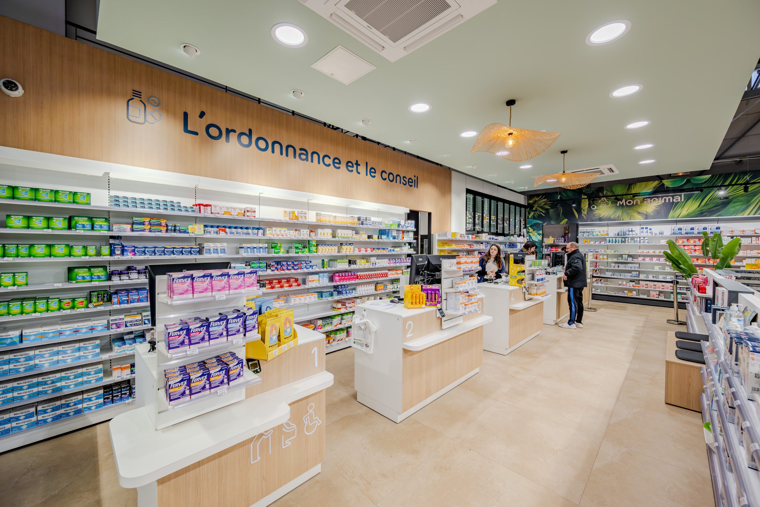 Vue de l'espace comptoir et de la file d'attente dans la Grande Pharmacie.