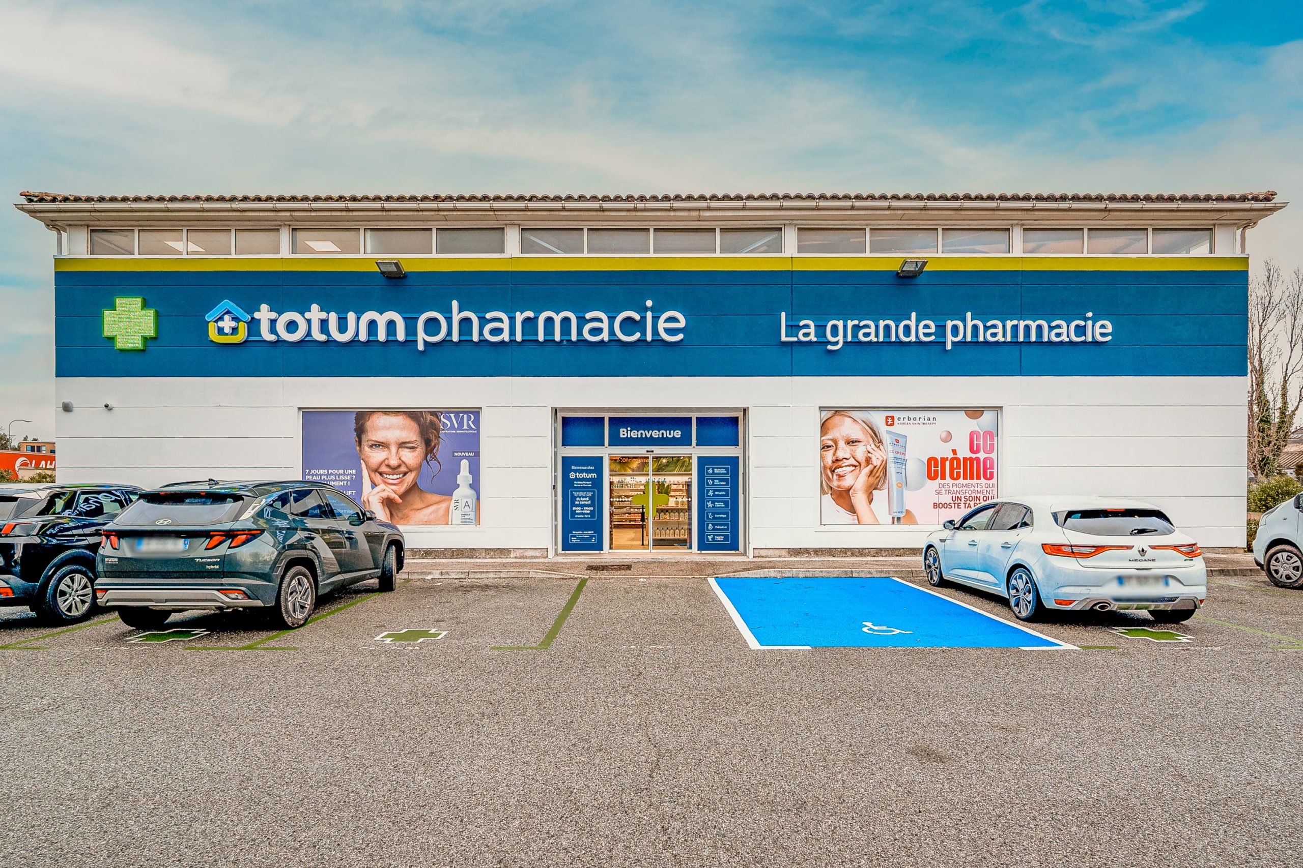 Façade extérieure de la Grande Pharmacie, signalétique claire sur fond bleu.