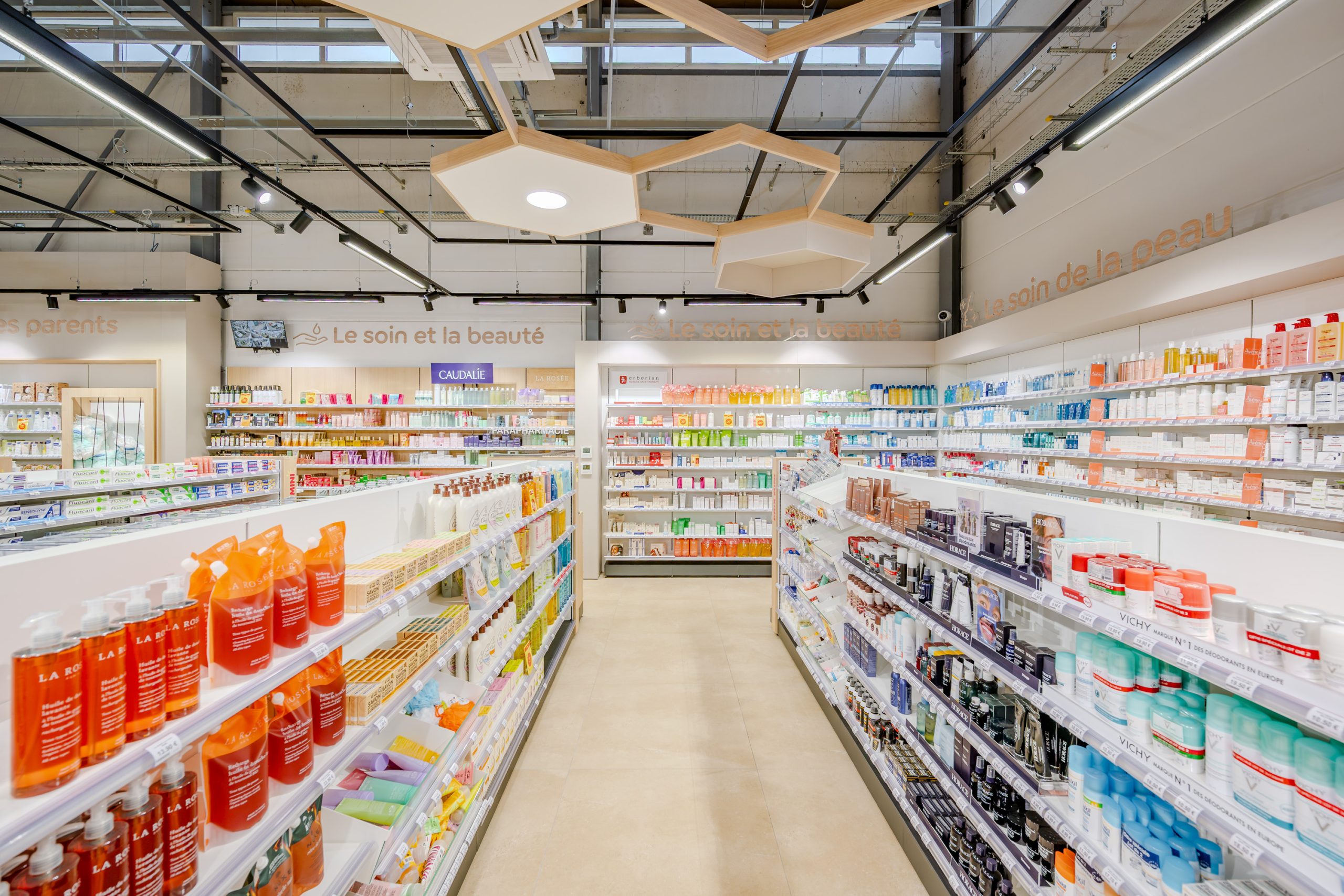 Vue sur les différents espaces et sur le parcours client dans la Grande Pharmacie.