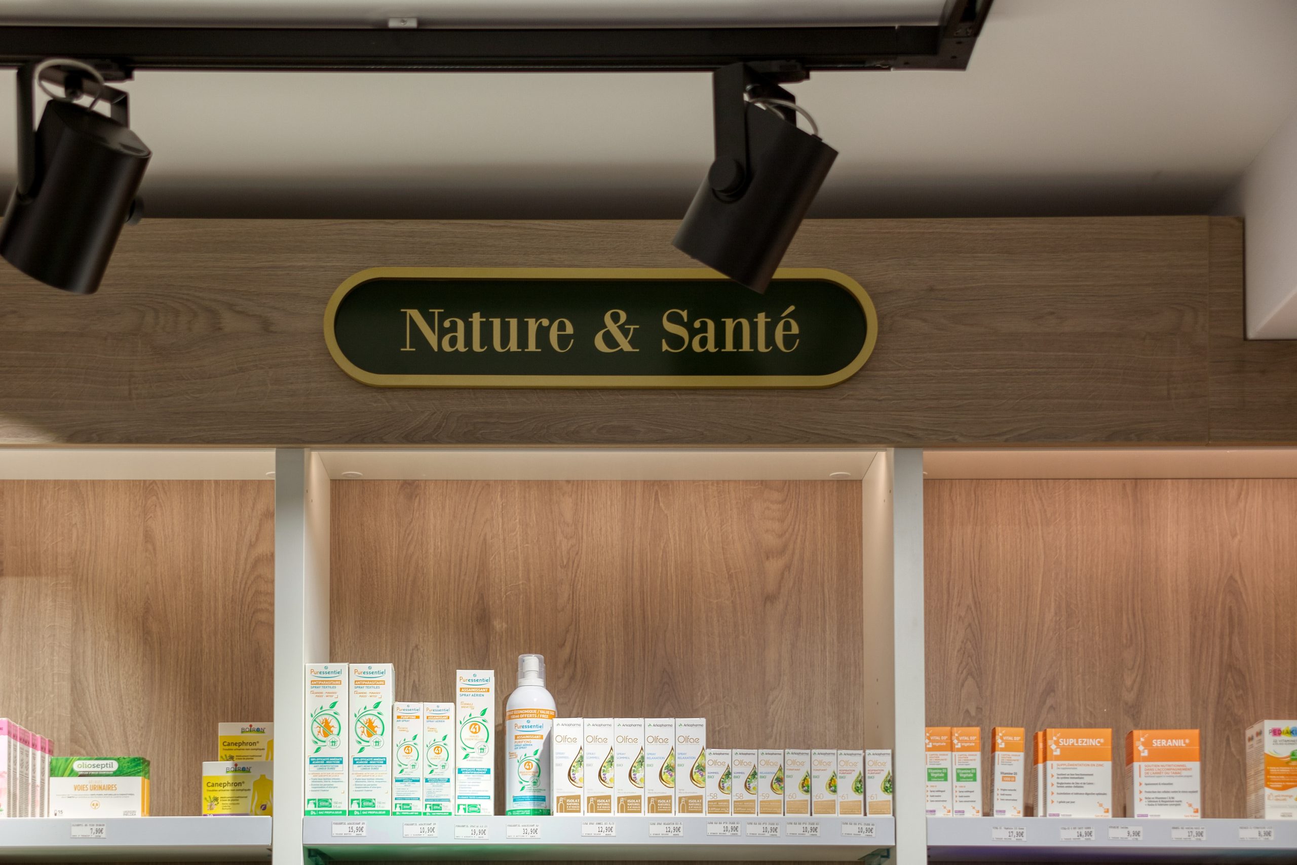 Zoom sur la signalétique et typographie de l'espace Nature et Santé dans la pharmacie de Chatillon.