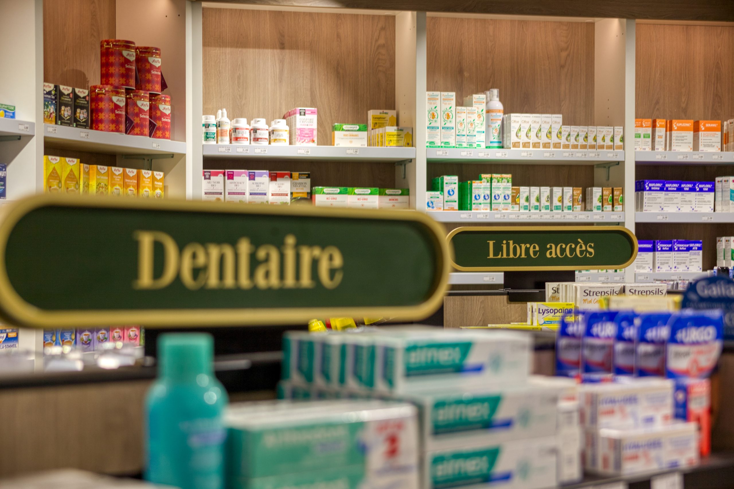 Zoom sur la signalétique et typographie des espaces dentaire et libre accès dans la pharmacie de Chatillon.