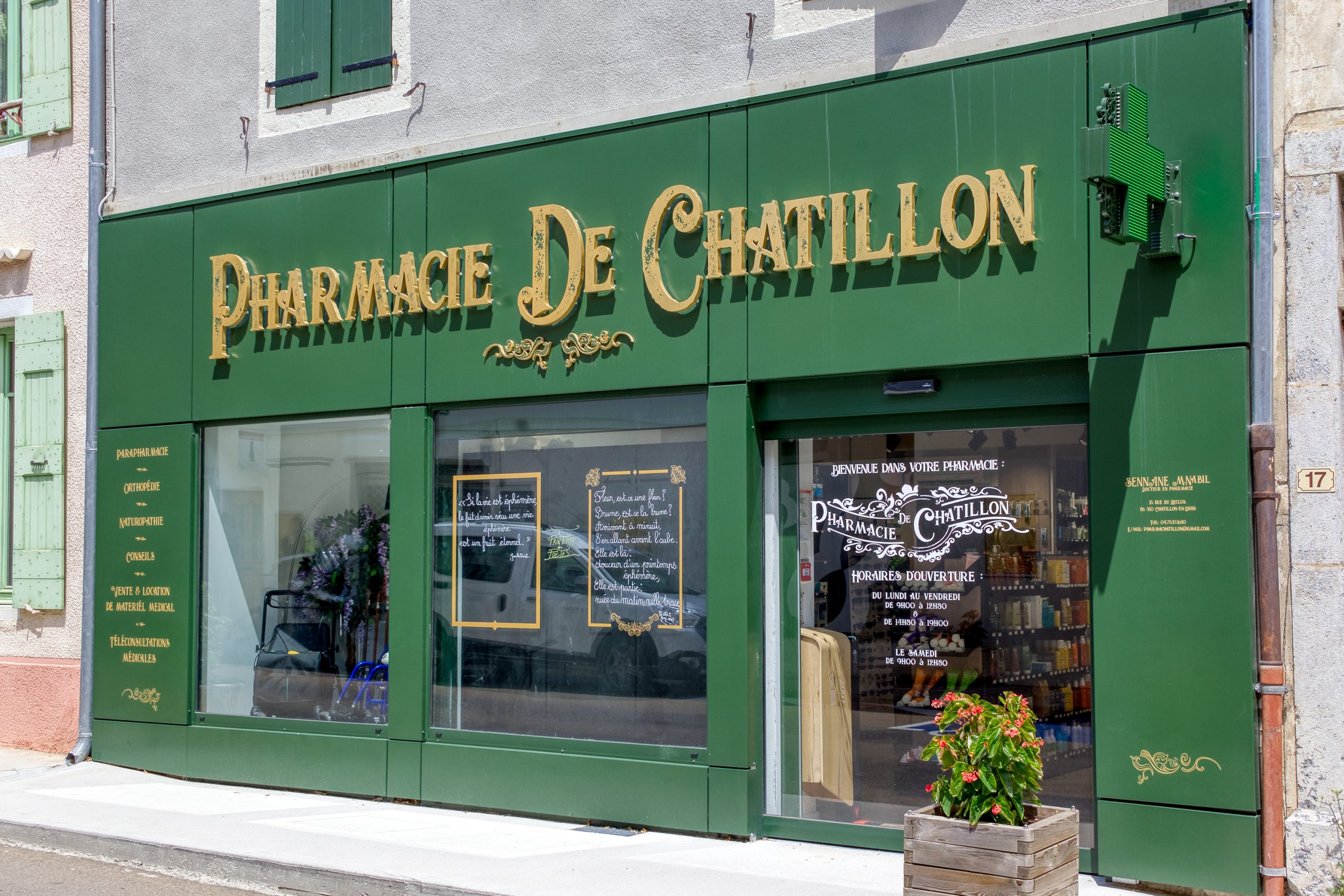 Vue extérieure de la pharmacie de Chatillon. Typographie originale et informations claires.