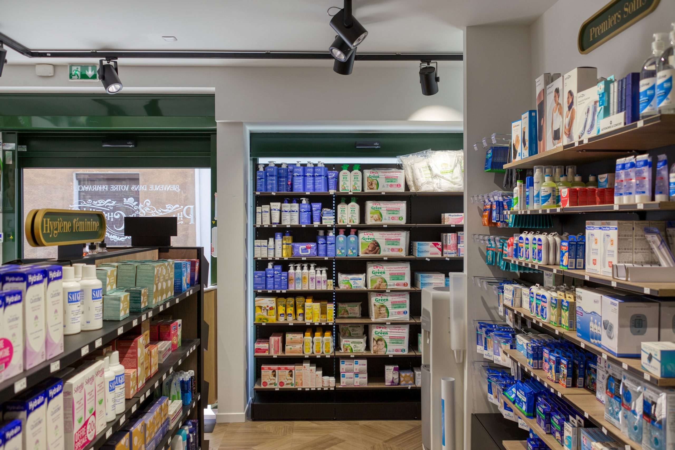 Zoom sur les espaces premiers soins et hygiène féminine dans la pharmacie de Chatillon.