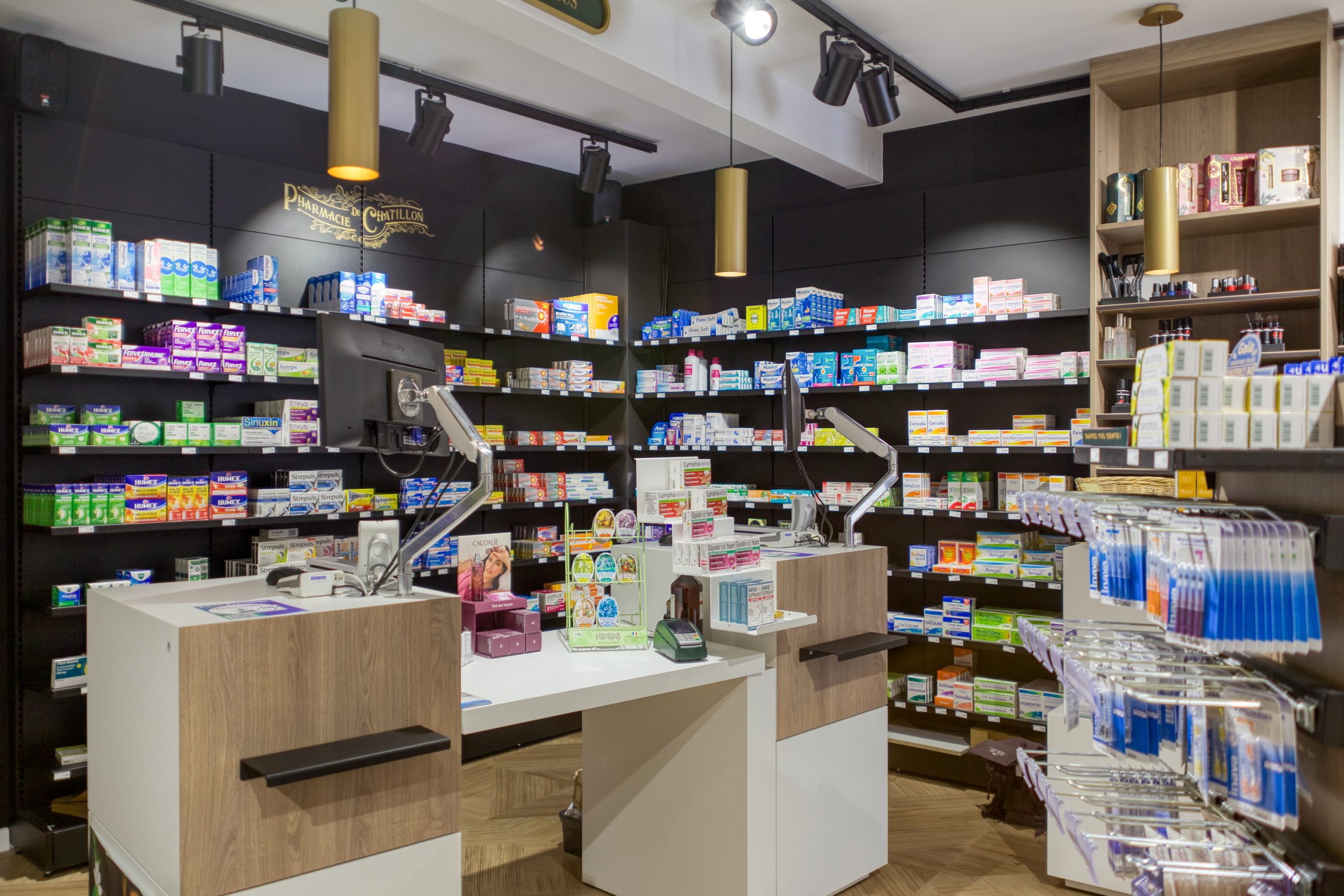 Vue de l'espace comptoir et file d'attente dans la pharmacie de Chatillon.