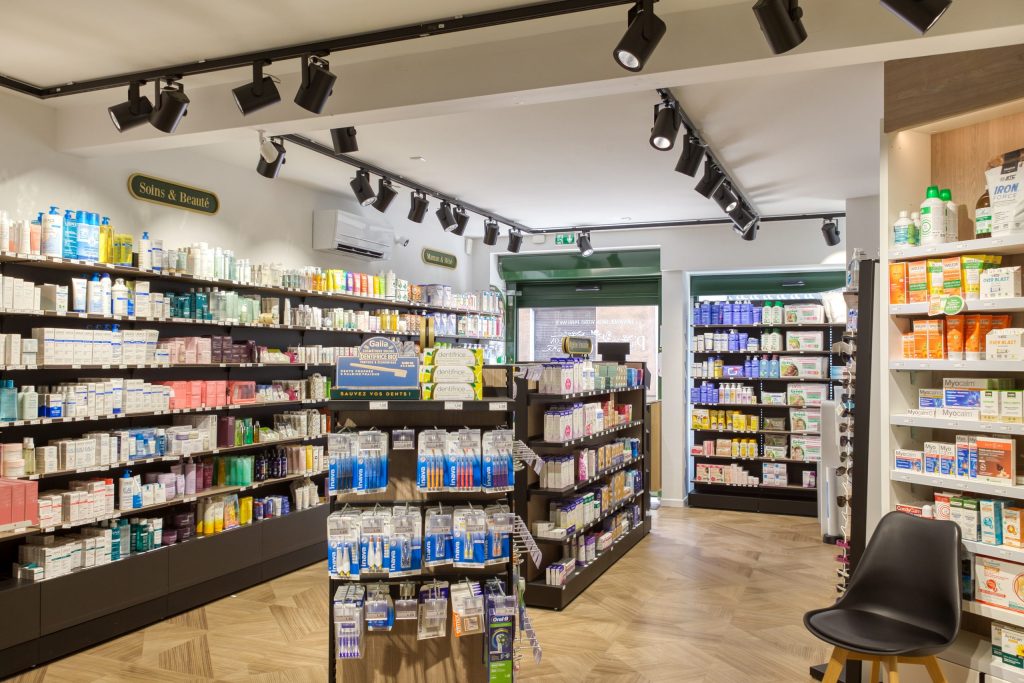 Vue globale de la pharmacie de Chatillon. Entrée et parcours client.