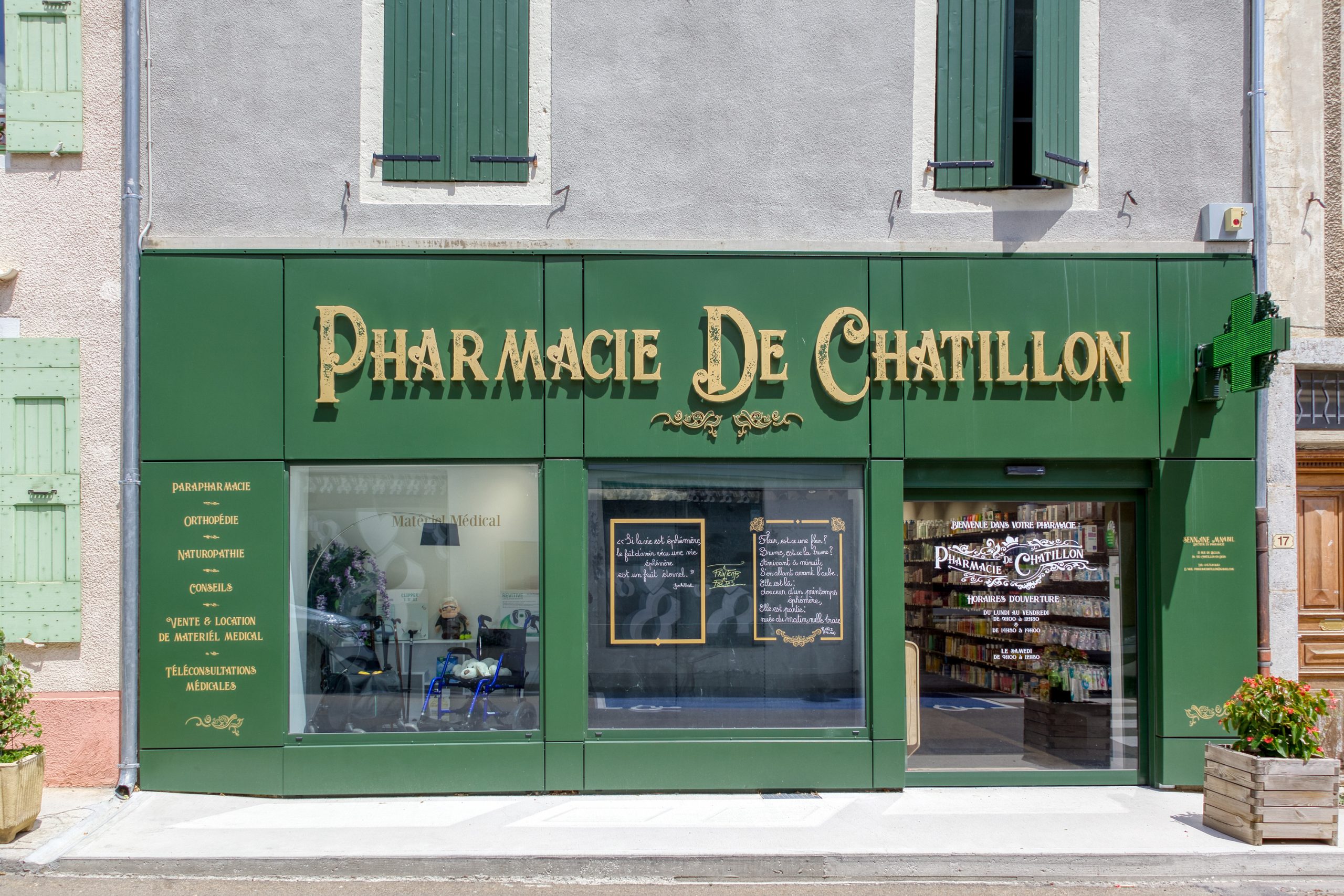 Vue de la façade extérieure de la pharmacie de Chatillon avec une signalétique originale.