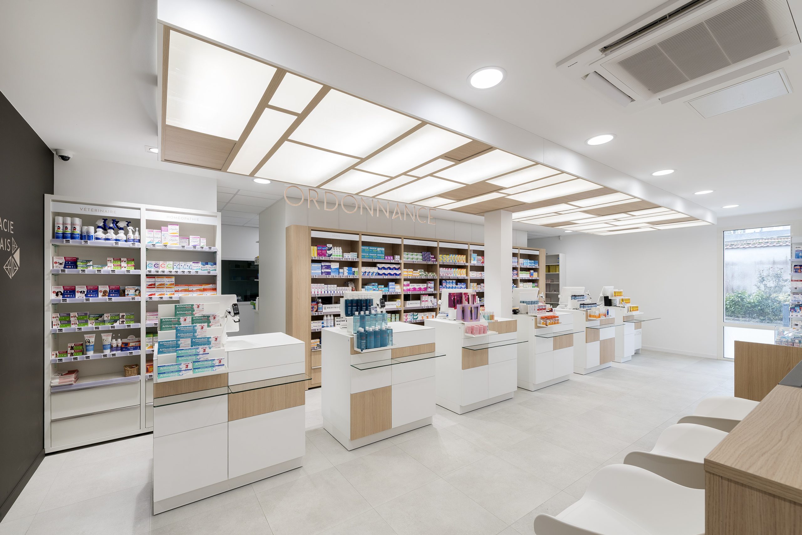 Espace comptoir module et ordonnance dans la pharmacie Beauvais.