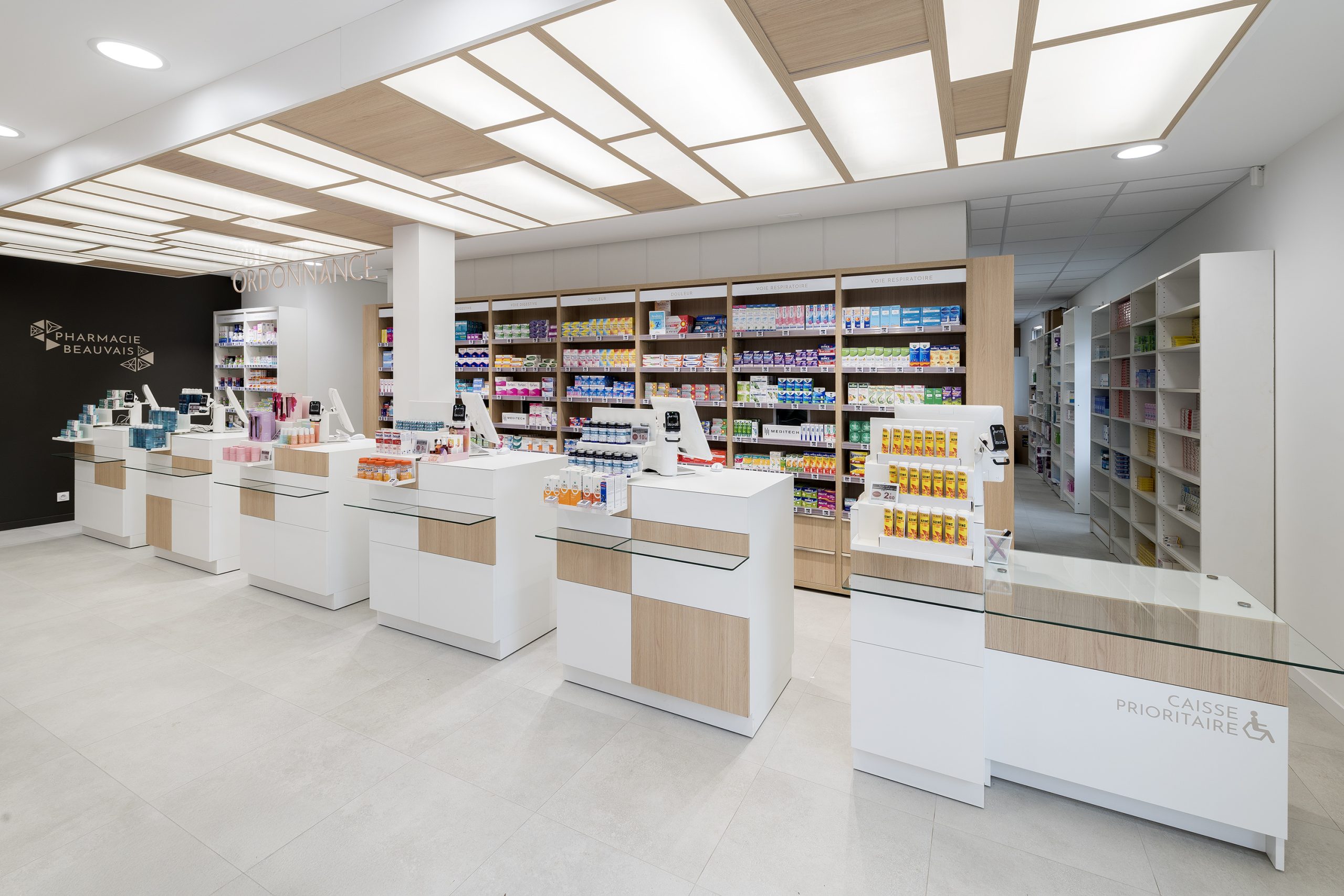 Espace comptoir et ordonnance au sein de la pharmacie Beauvais.