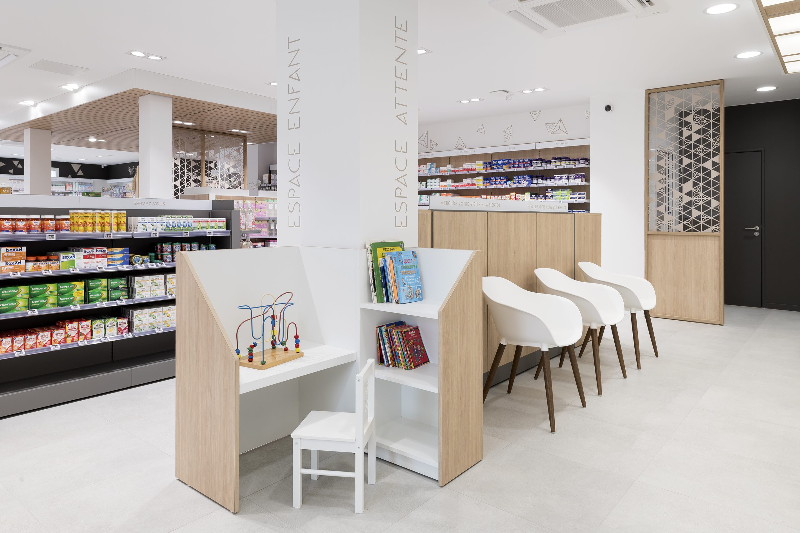 Espace enfants et attente dans la zone ordonnance.