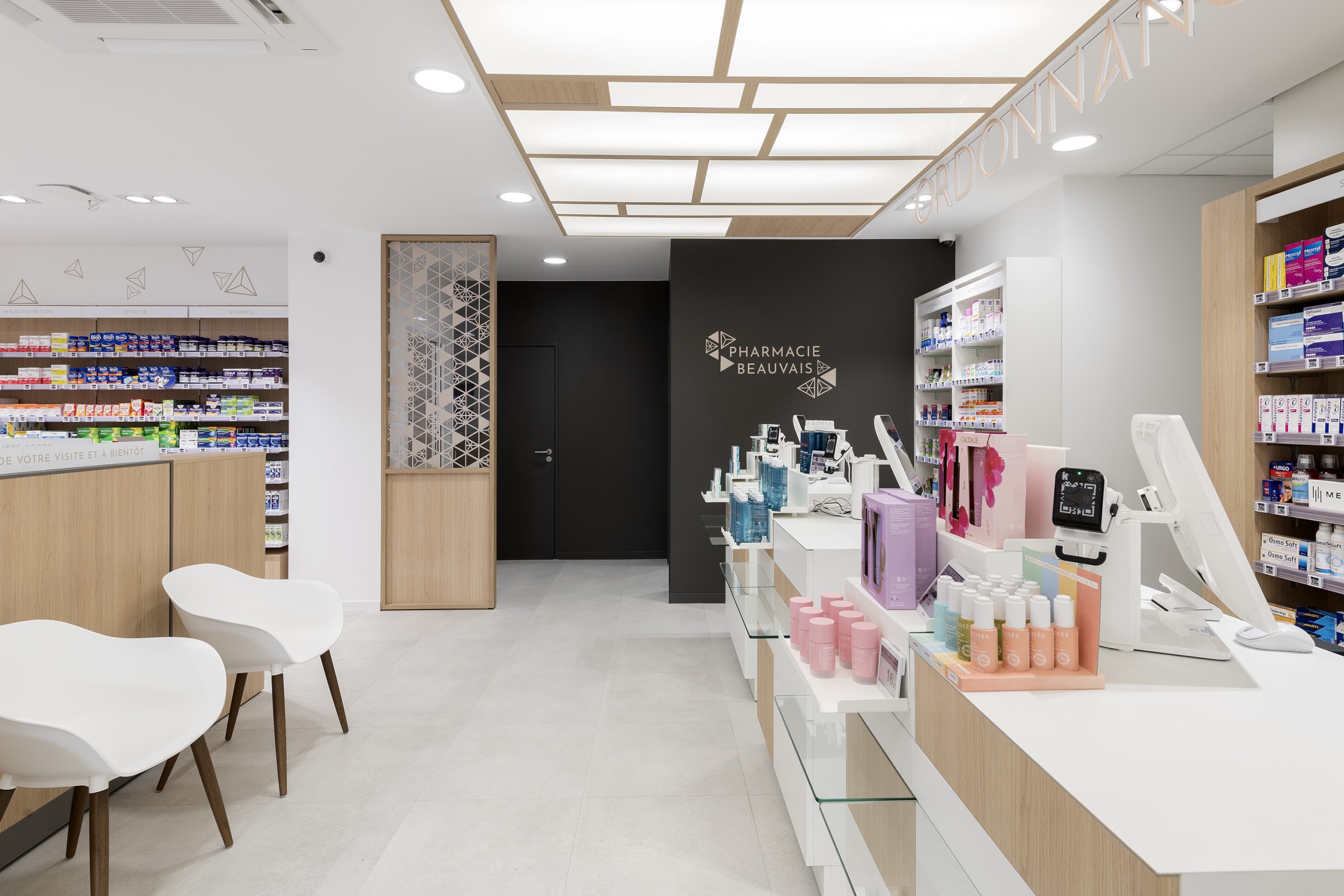 Accès cabine dans la zone de l'espace comptoir et ordonnance.