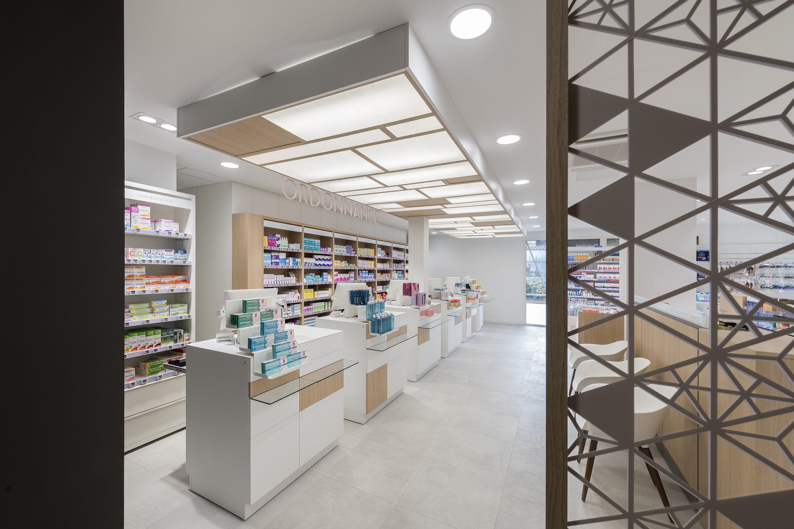 Vue sur l'espace comptoir et ordonnance, design graphique, inspiration japonaise et mobilier sur-mesure.