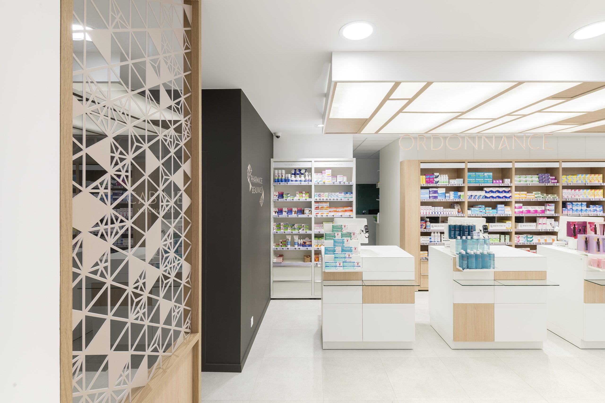 Vue sur l'espace comptoir, ordonnance et sur l'entrée d'une cabine. Design graphique et inspiration japonaise. Mobilier sur-mesure.