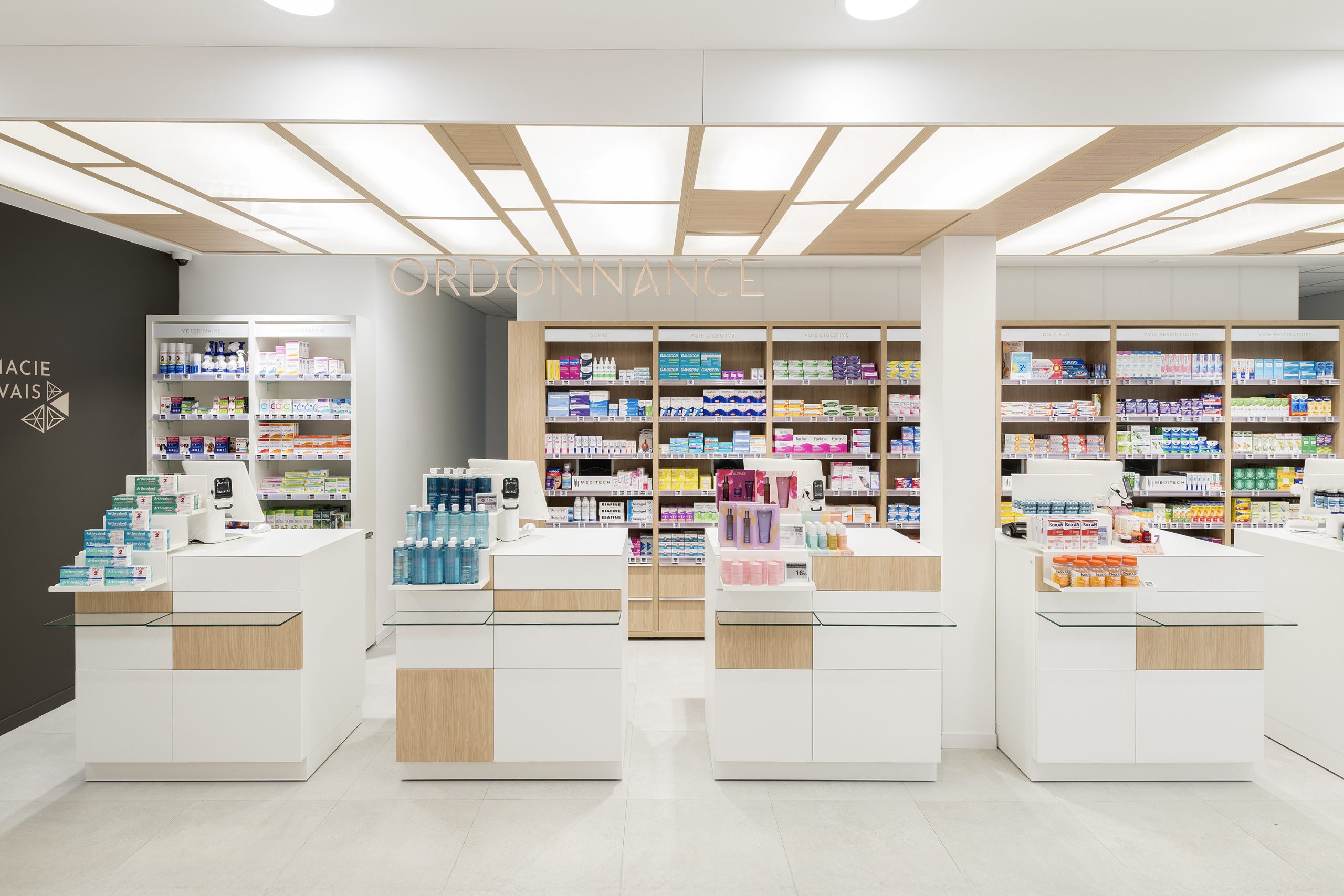 Comptoir simple module, espace ordonnance avec robot en arrière des OTC dans le back-office.