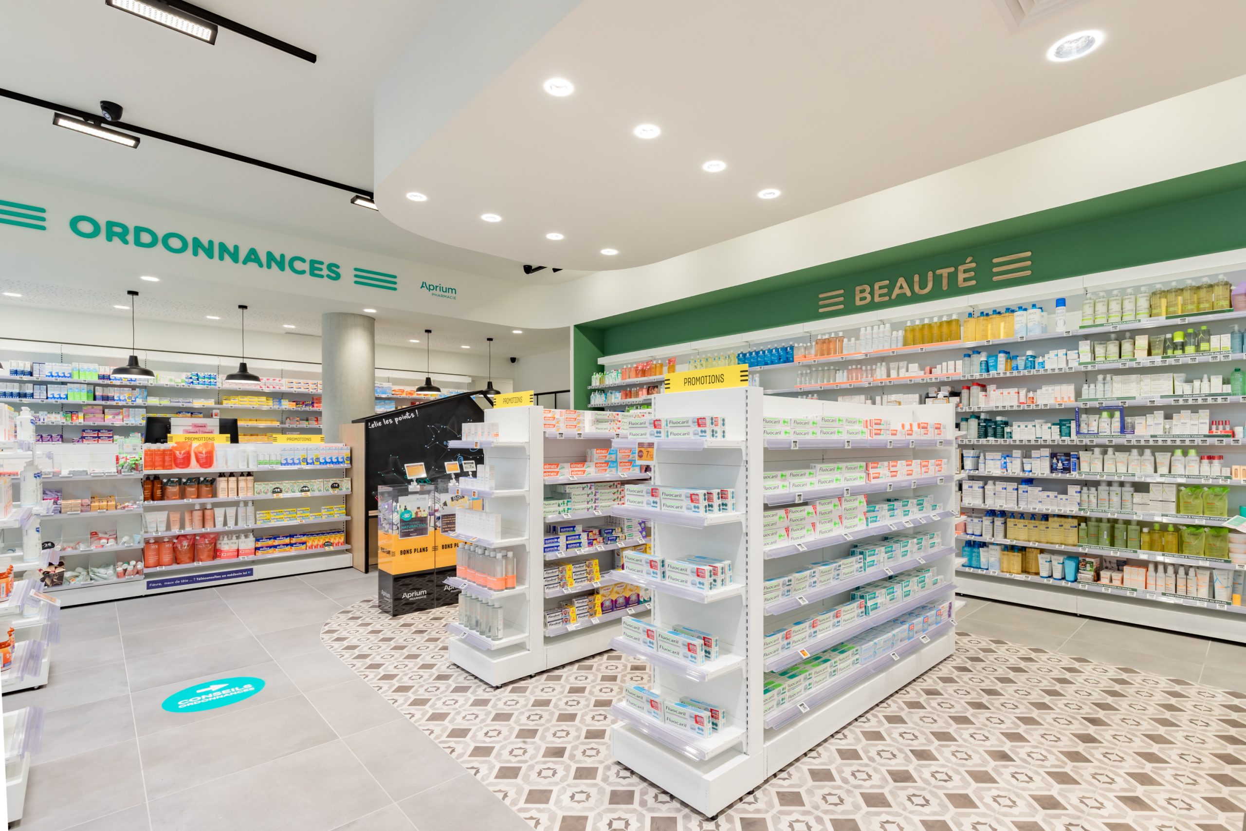 Vue de l'espace beauté et ordonnances dans la pharmacie Guillaumet.