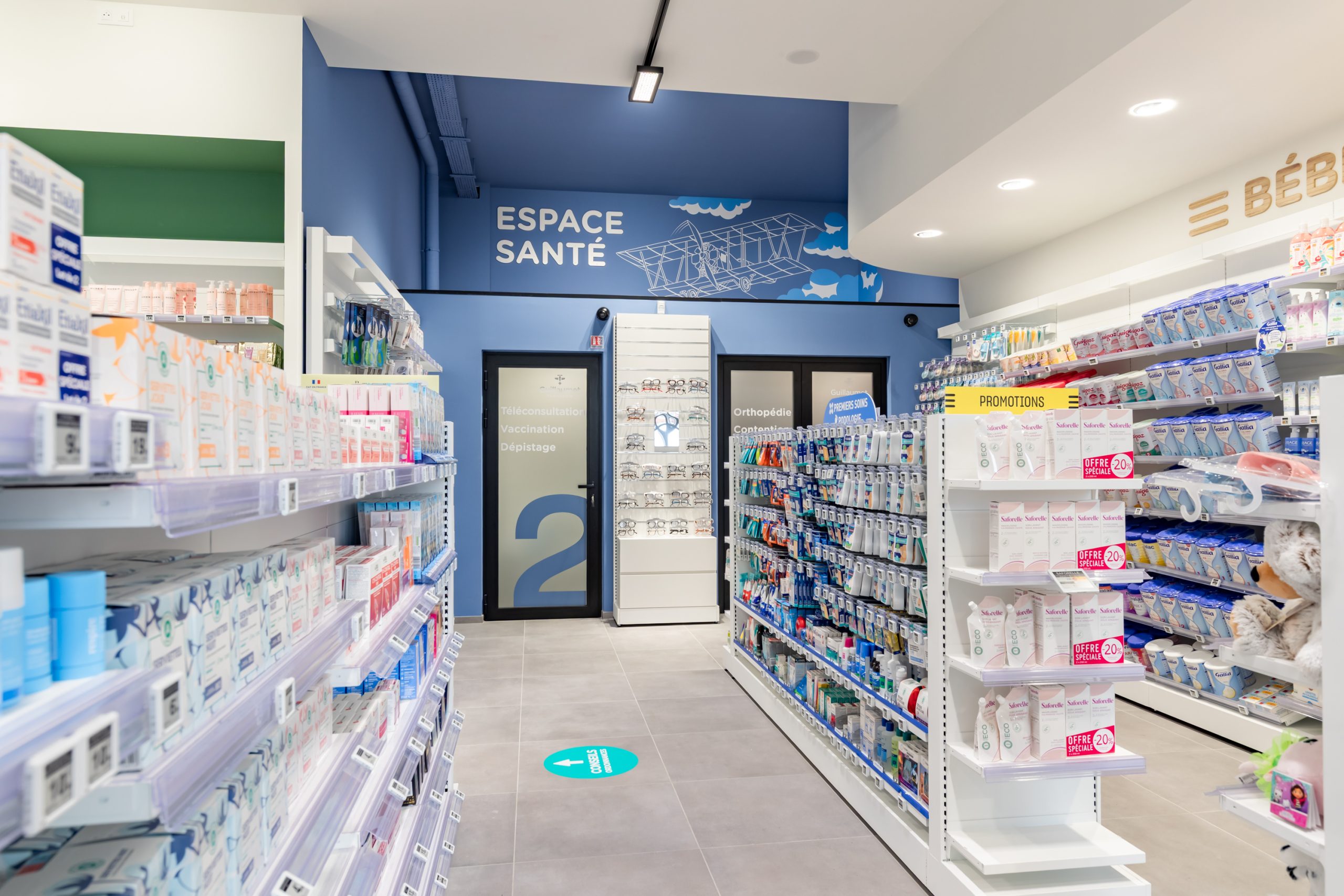 Zoom sur l'espace santé avec design graphique dans la pharmacie Guillaumet.