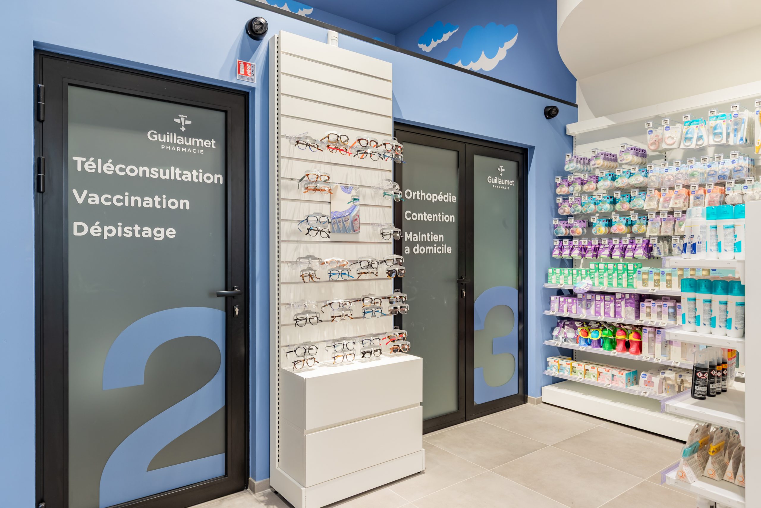 Vue des cabines de téléconsultation, vaccination, dépistage, Orthopédie Contention et Maintien à domicile. Design Graphique et signalétique.